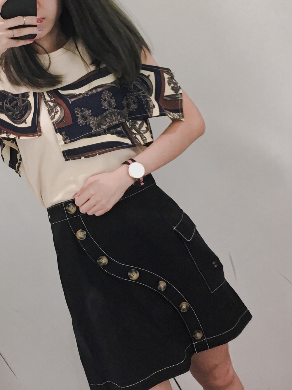 ホワイト系のTシャツ/カットソー、ブラック系のスカートを着用したレディースの夏コーディネートの1枚目の写真