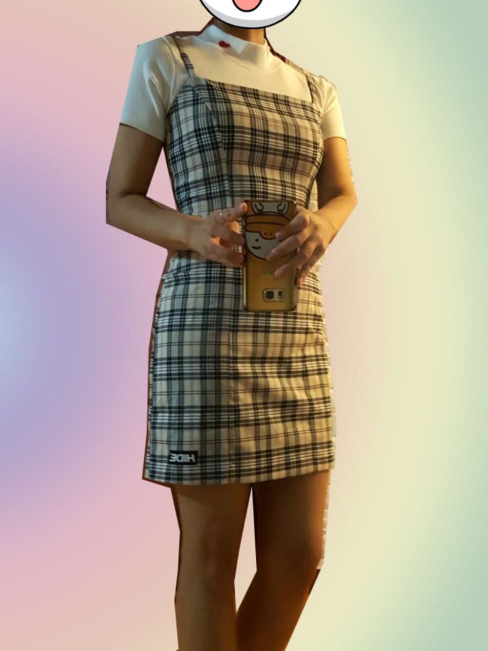 ホワイト系のTシャツ/カットソー、ベージュ系のワンピースを着用したレディースの秋コーディネートの1枚目の写真