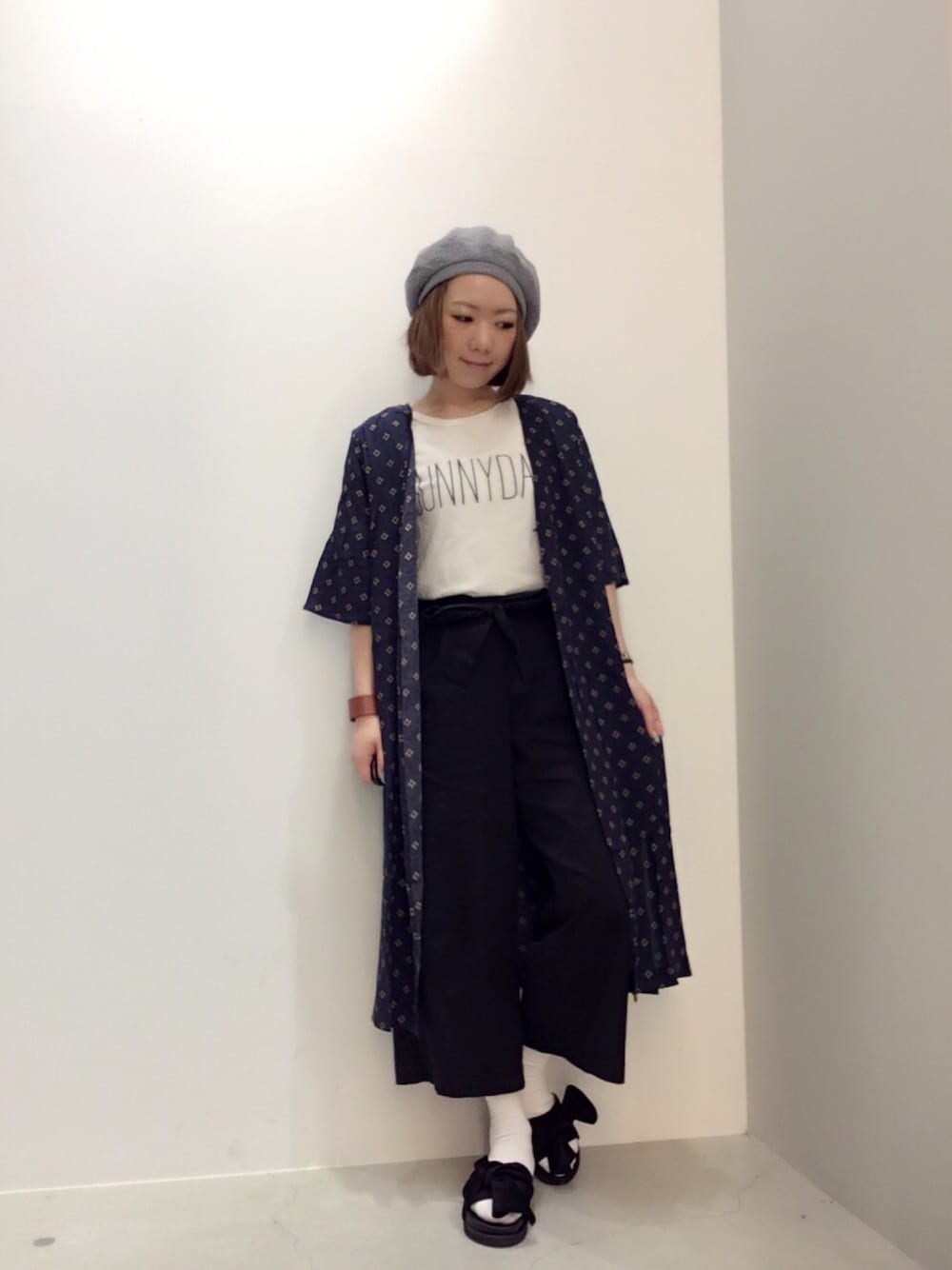 ホワイト系のTシャツ/カットソー、ブラック系のその他パンツ、ブルー系のワンピースを着用したレディースの夏コーディネートの1枚目の写真