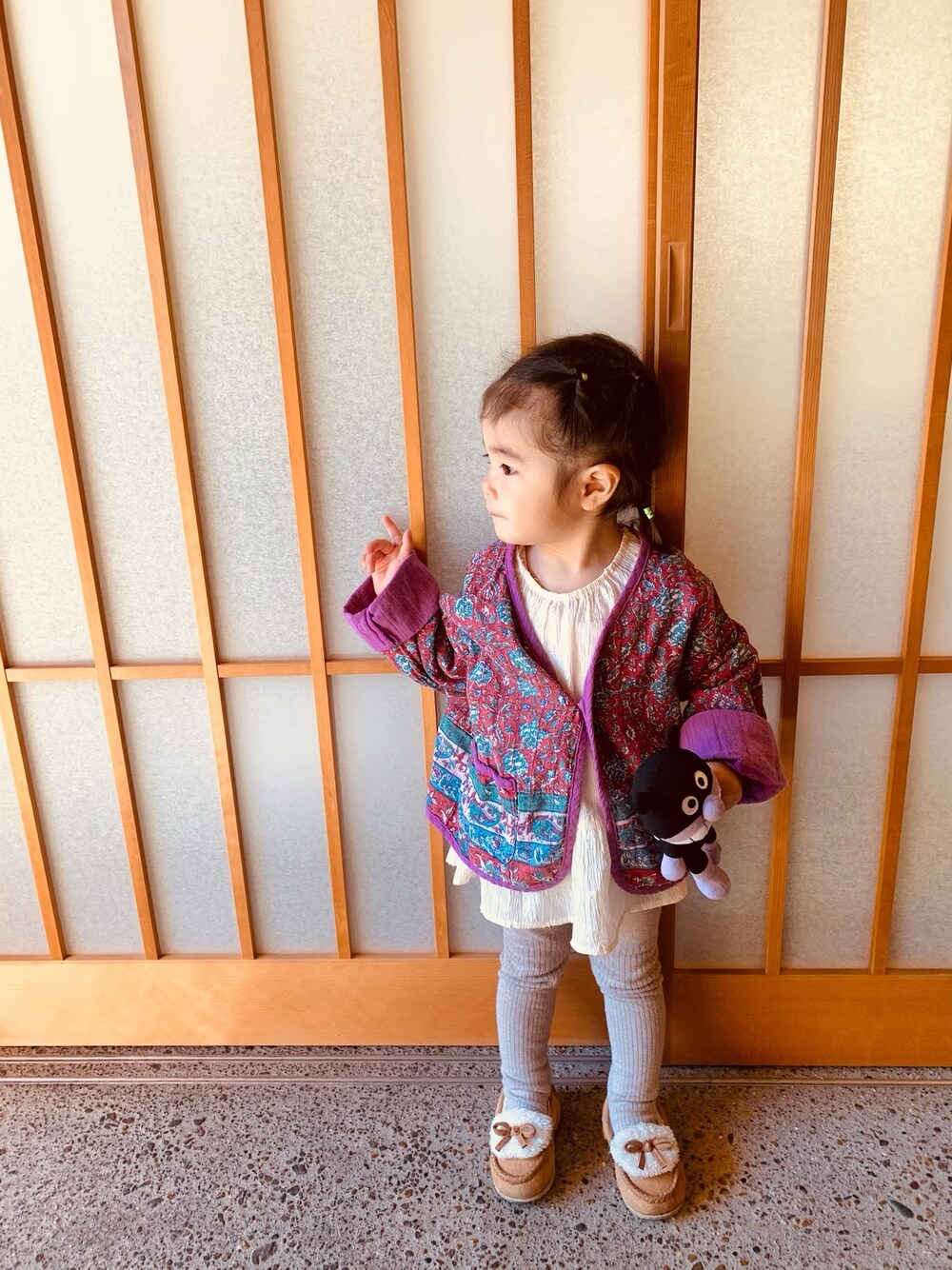 「キッズコーデ、お出掛け、女の子、gotoHollywood、無印良品、ZARA KIDS、2歳」｜「GO TO HOLLYWOODのインドプリント フォーク ジャケット（ノーカラージャケット、レッド系）」を使った、toaさん（キッズ・90cm）の冬コーディネートの1枚目の写真
