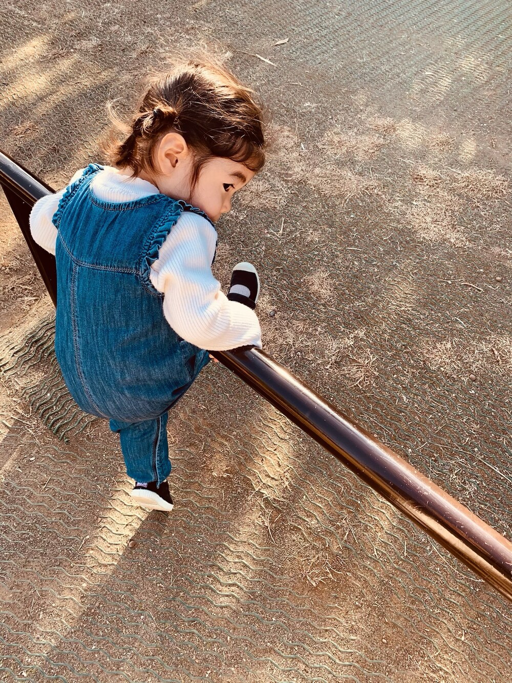 「キッズコーデ、女の子、2歳、公園スタイル、サロペット、GAPbaby、petit main」｜「GAPのラッフルデニムボディオール (幼児)（サロペット/オーバーオール、ブルー系）」を使った、toaさん（キッズ・90cm）の冬コーディネートの1枚目の写真