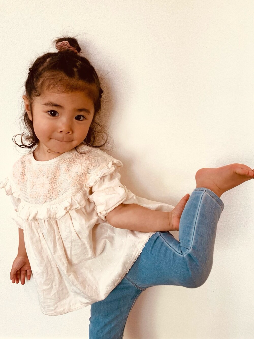 「キッズファッション、女の子コーデ、休日スタイル、春コーデ、女の子、2歳、ブラウス、デニム、プチプラコーデ、おしゃれさんと繋がりたい」｜「GAPのアイテム（デニムパンツ、ブルー系）」を使った、toaさん（キッズ・90cm）の春コーディネートの1枚目の写真