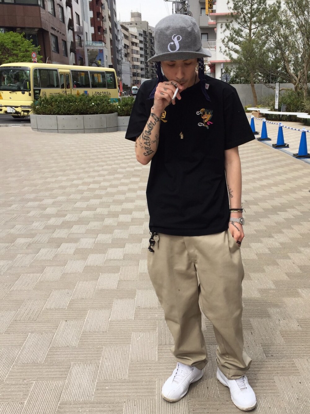 「ストリート、street、Subciety、NineMicrophones」｜「NineMicrophonesのアイテム（チノパンツ、ベージュ系）」を使った、Felipe Fumio Kikutaさん（メンズ・175cm）の春コーディネートの1枚目の写真