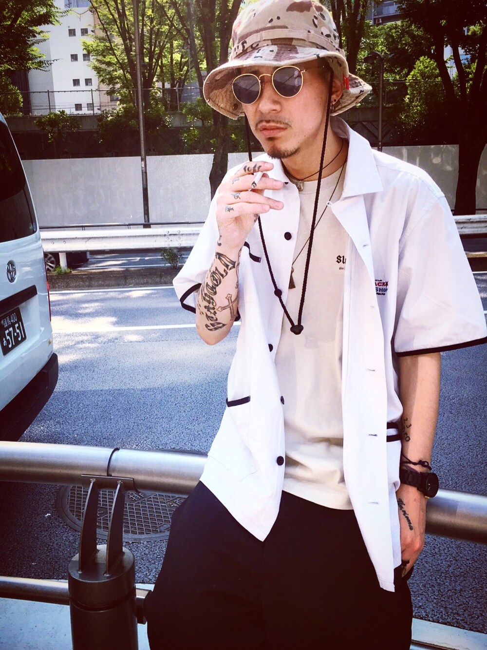 ホワイト系のシャツ/ブラウス、ベージュ系のTシャツ/カットソー、ブラック系のその他パンツを着用したメンズの夏コーディネートの1枚目の写真