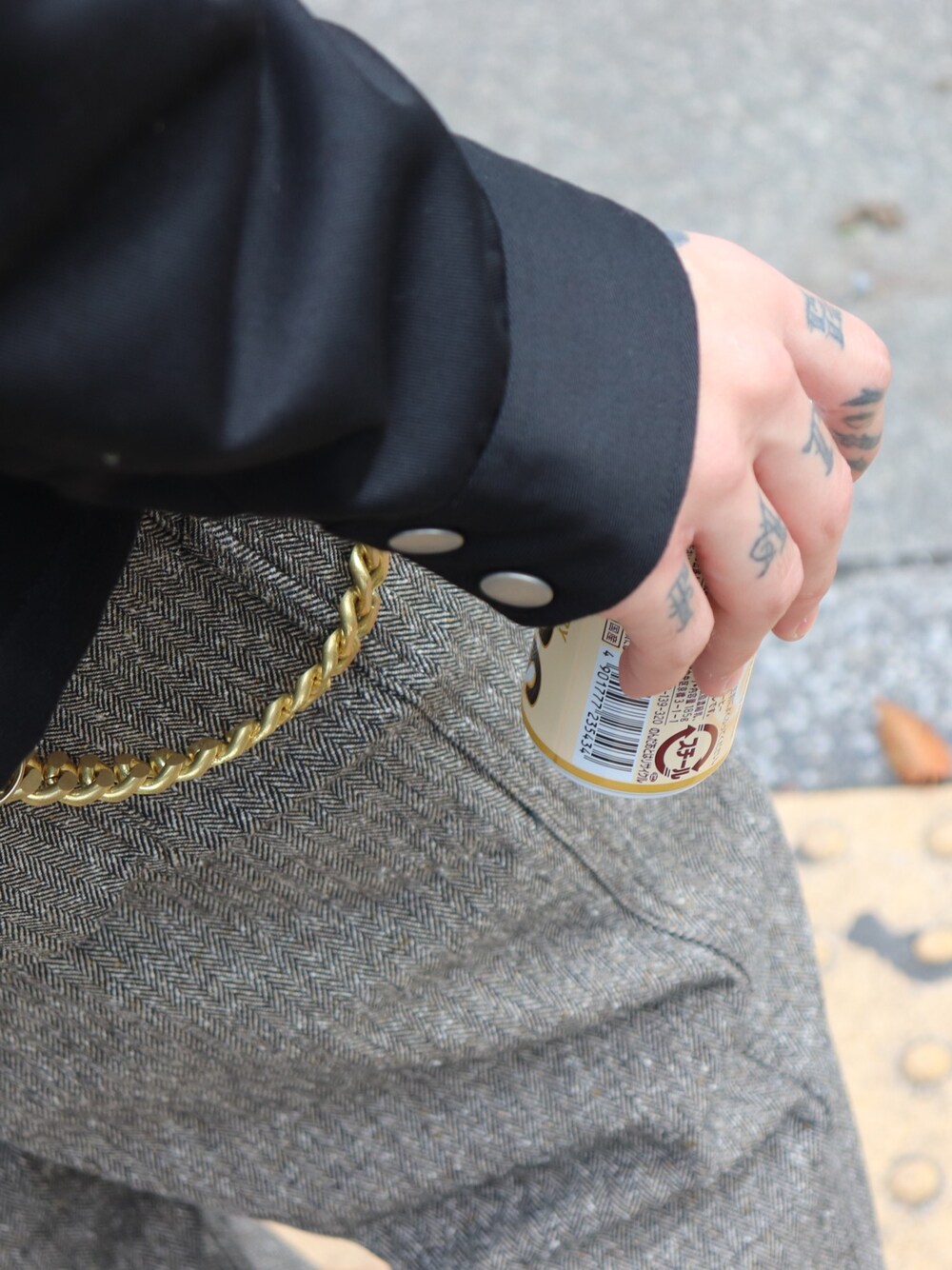 「Subciety、NineMicrophones、ストリート、street」｜「Subcietyのアイテム（ウォレットチェーン、ゴールド系）」を使った、Felipe Fumio Kikutaさん（メンズ・175cm）の秋コーディネートの1枚目の写真