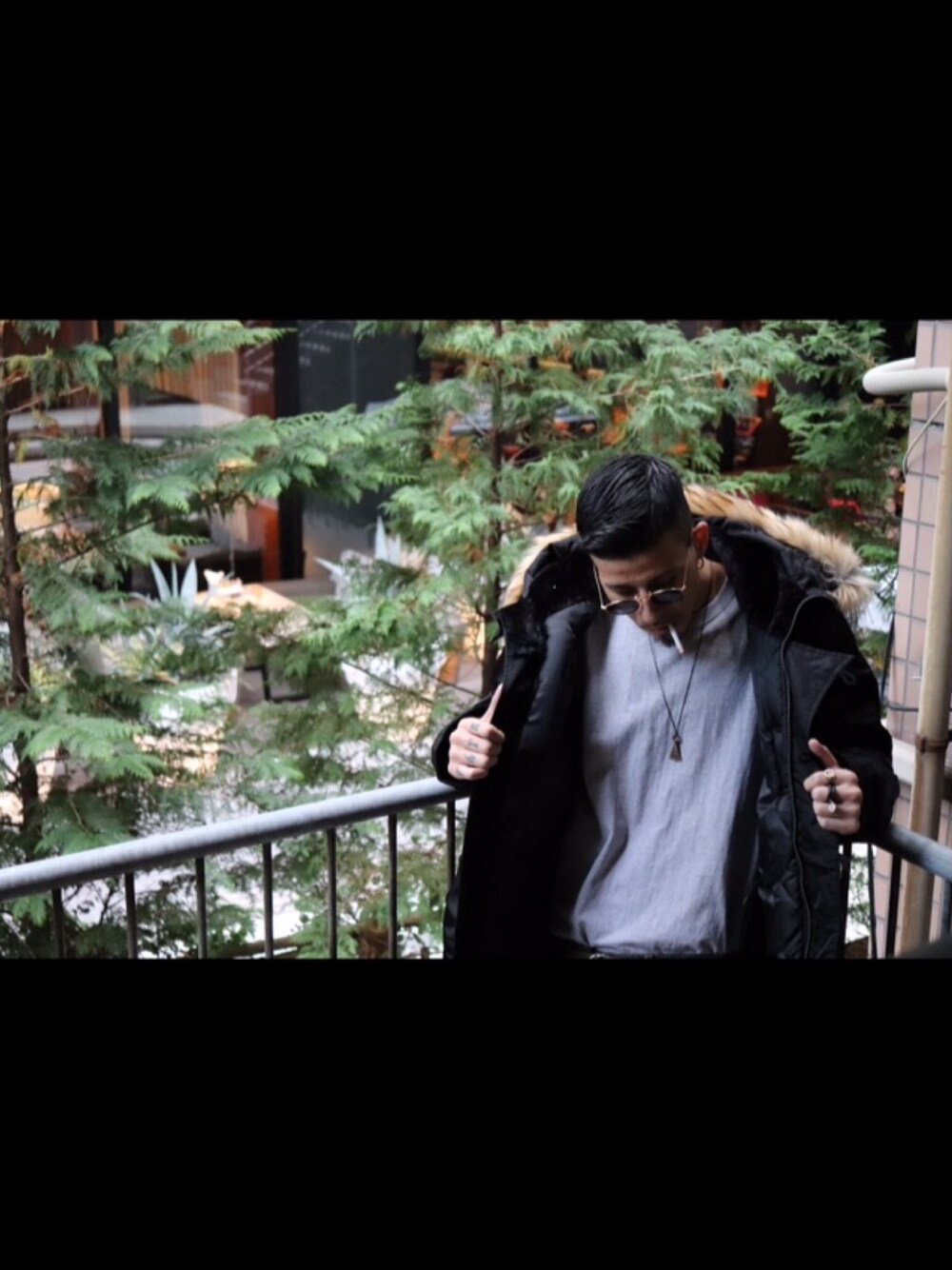 ホワイト系のTシャツ/カットソー、ブラック系のミリタリージャケットを着用したメンズの秋コーディネートの1枚目の写真