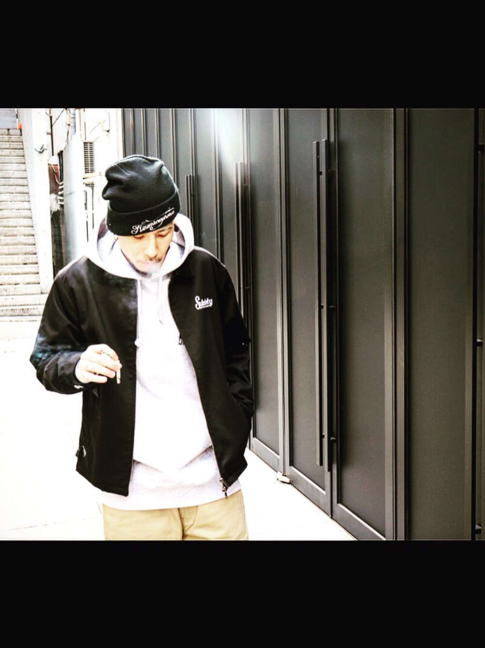「street、NineMicrophones、Subciety、ストリート、冬コーデ」｜「NineMicrophonesのBEANIE（ニットキャップ/ビーニー、ブラック系）」を使った、Felipe Fumio Kikutaさん（メンズ・175cm）の冬コーディネートの1枚目の写真