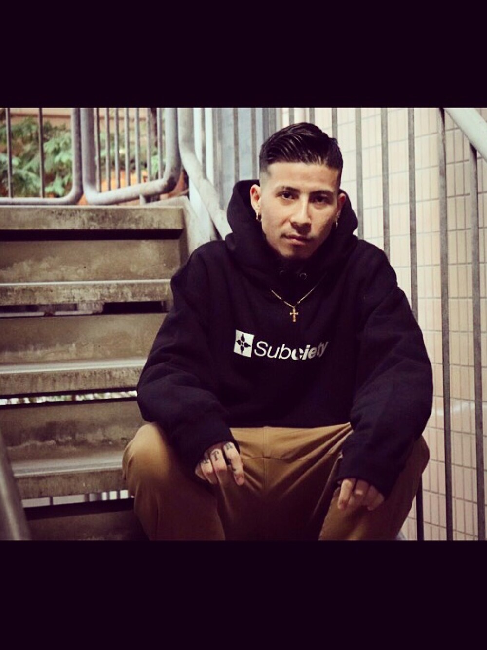 「street、ストリート、Subciety、NineMicrophones、rudo」｜「SubcietyのPARKA-THE BASE-（パーカー、ブラック系）」を使った、Felipe Fumio Kikutaさん（メンズ・175cm）の冬コーディネートの1枚目の写真