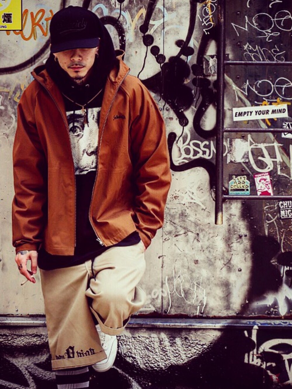 「シンプルコーデ、春、カジュアル、ストリート、street、Subciety、NineMicrophones、ビックシルエット、スケータースタイル」｜「SubcietyのSNAP BACK CAP-GLORIOUS-（キャップ、ブラック系）」を使った、Felipe Fumio Kikutaさん（メンズ・175cm）の春コーディネートの1枚目の写真