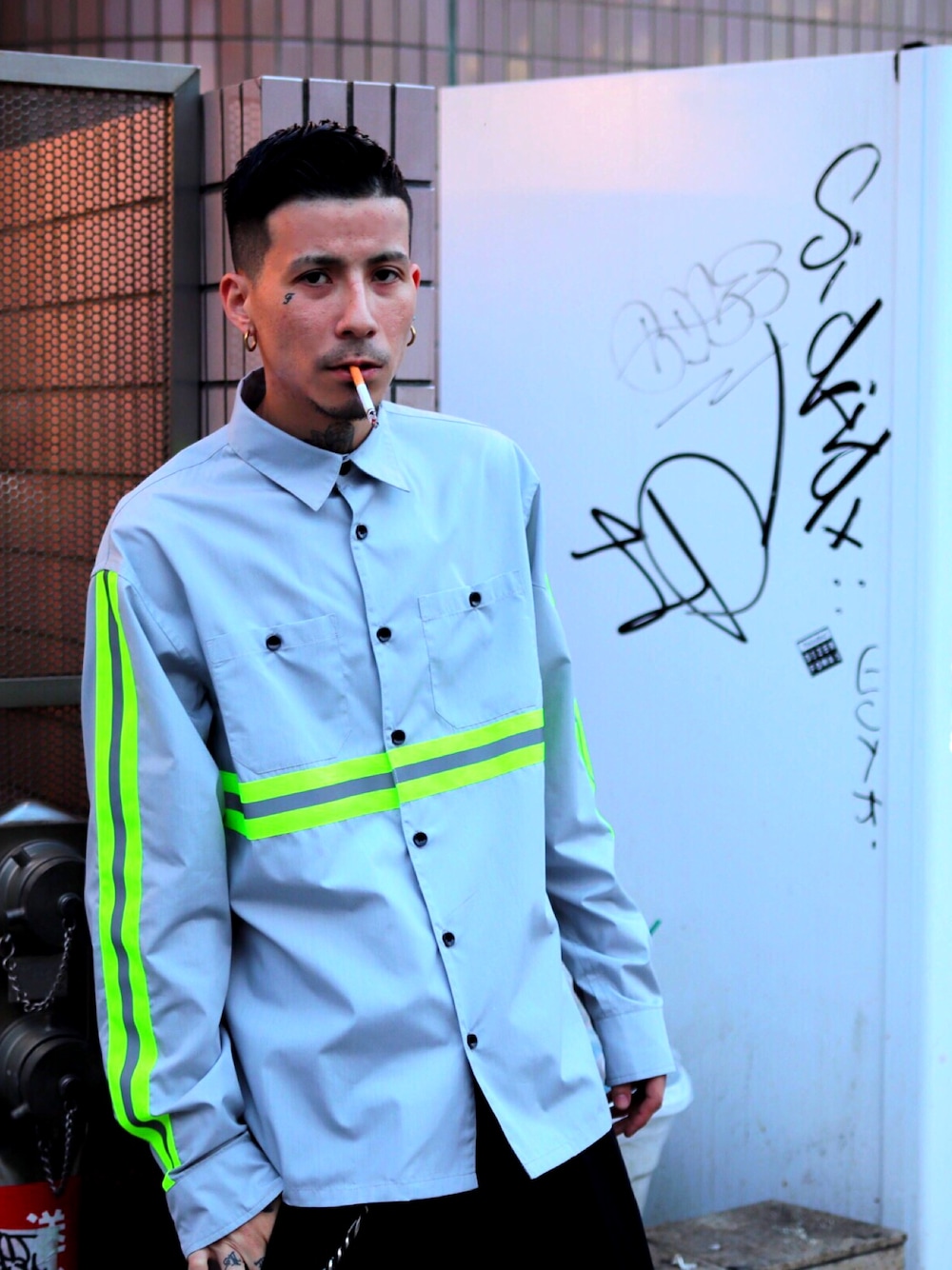「Subciety、NineMicrophones、ストリート、春コーデ、カジュアルコーデ、きれいめカジュアル、シャツ、夏コーデ」｜「SubcietyのREFLECTOR SHIRT（シャツ/ブラウス、グレー系）」を使った、Felipe Fumio Kikutaさん（メンズ・175cm）の春コーディネートの1枚目の写真
