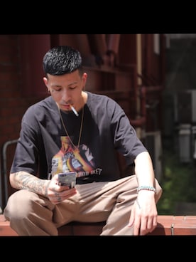 「アイテム（スラックス、ベージュ系）」を使った、Felipe Fumio Kikutaさん（メンズ・175cm）の夏コーディネート