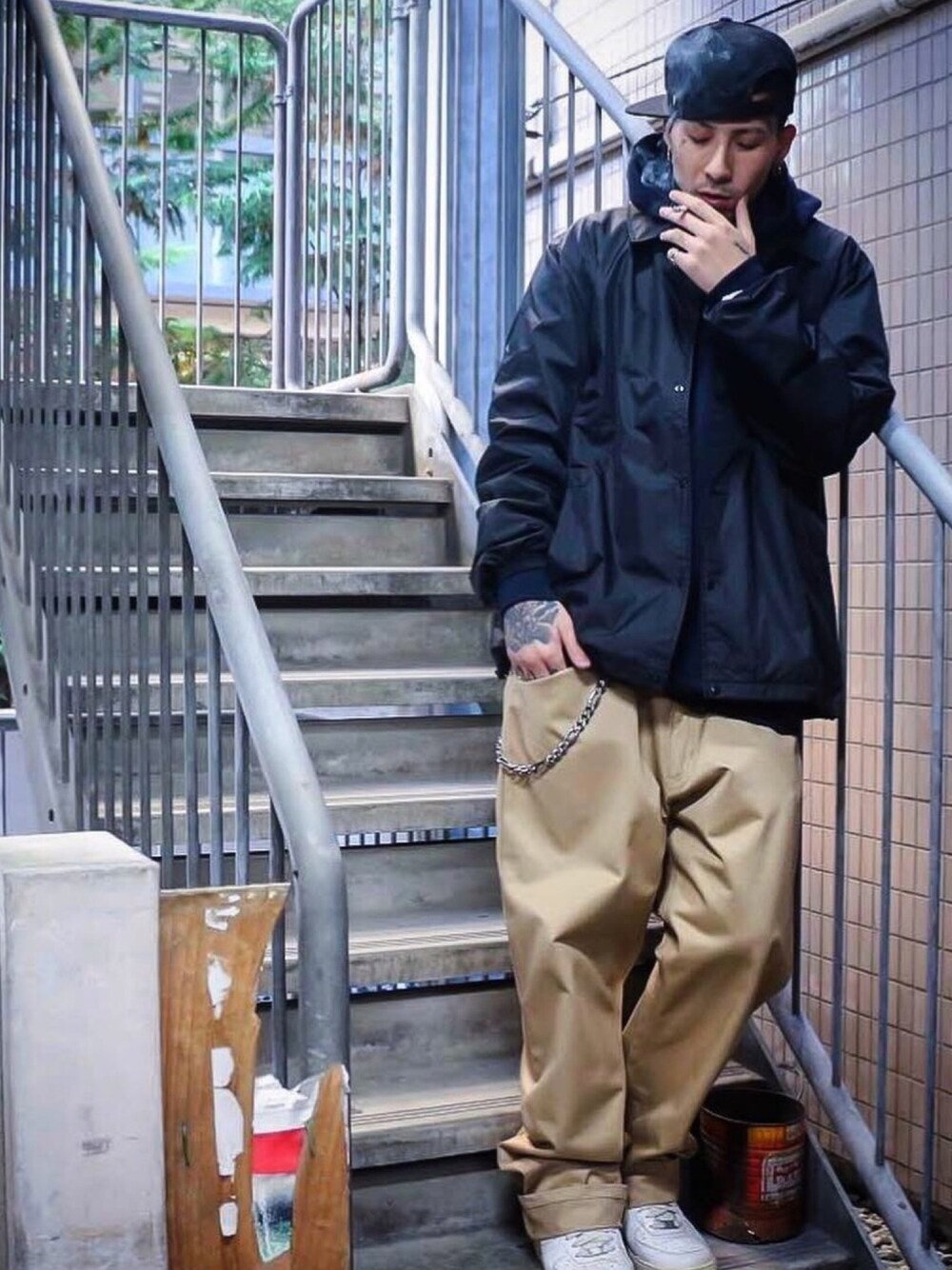 「チノパン、コーチ(COACH)、ストリート、street、Subciety、NineMicrophones」｜「SubcietyのCOACH JKT-Junior-（ナイロンジャケット、ブラック系）」を使った、Felipe Fumio Kikutaさん（メンズ・175cm）の秋コーディネートの1枚目の写真