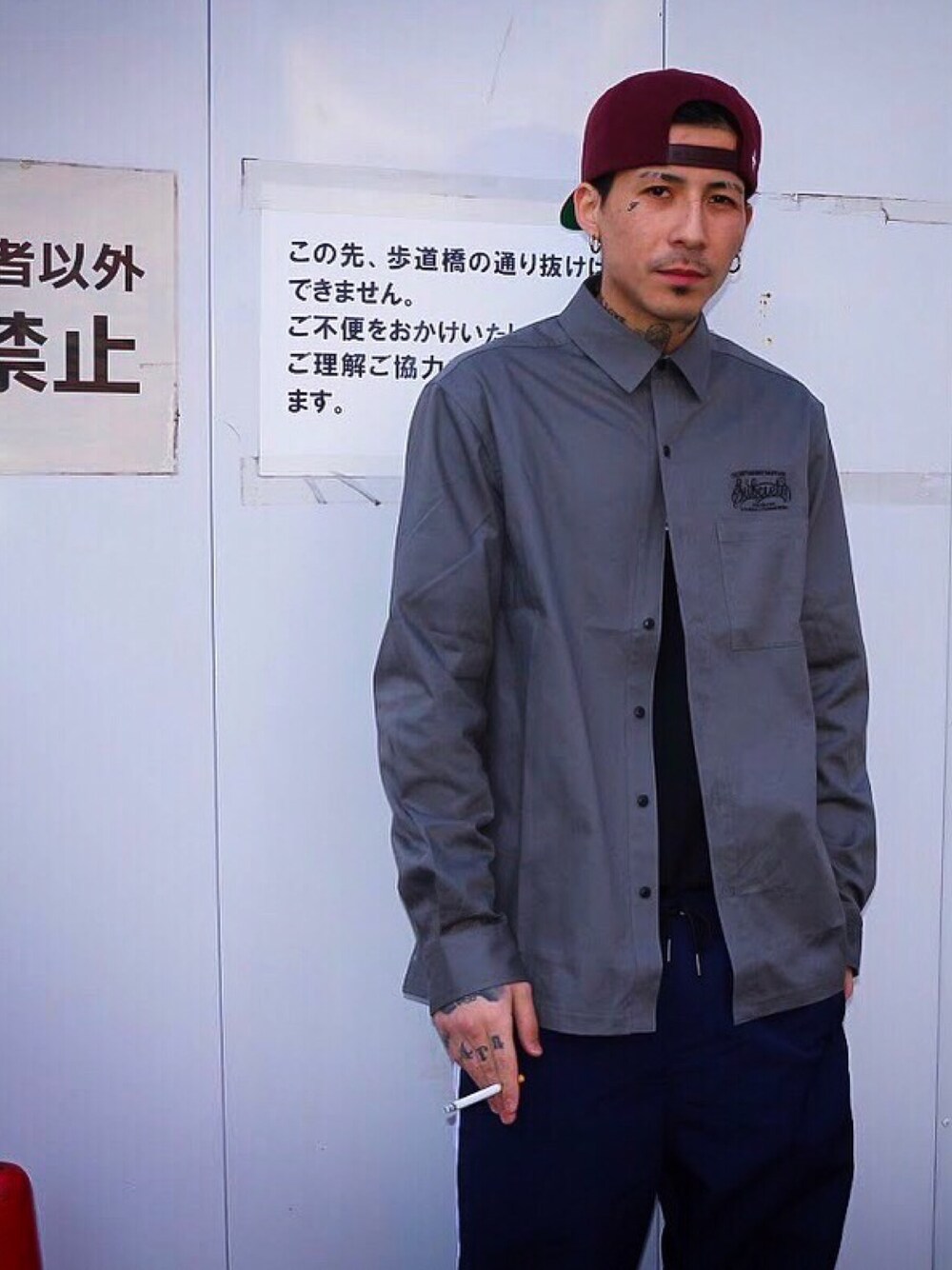 「Subciety、NineMicrophones、limited、シャツ、グレー、ナイロンパンツ、キャップ」｜「SubcietyのSNAP BACK CAP-THE BASE-（キャップ、レッド系）」を使った、Felipe Fumio Kikutaさん（メンズ・175cm）の春コーディネートの1枚目の写真