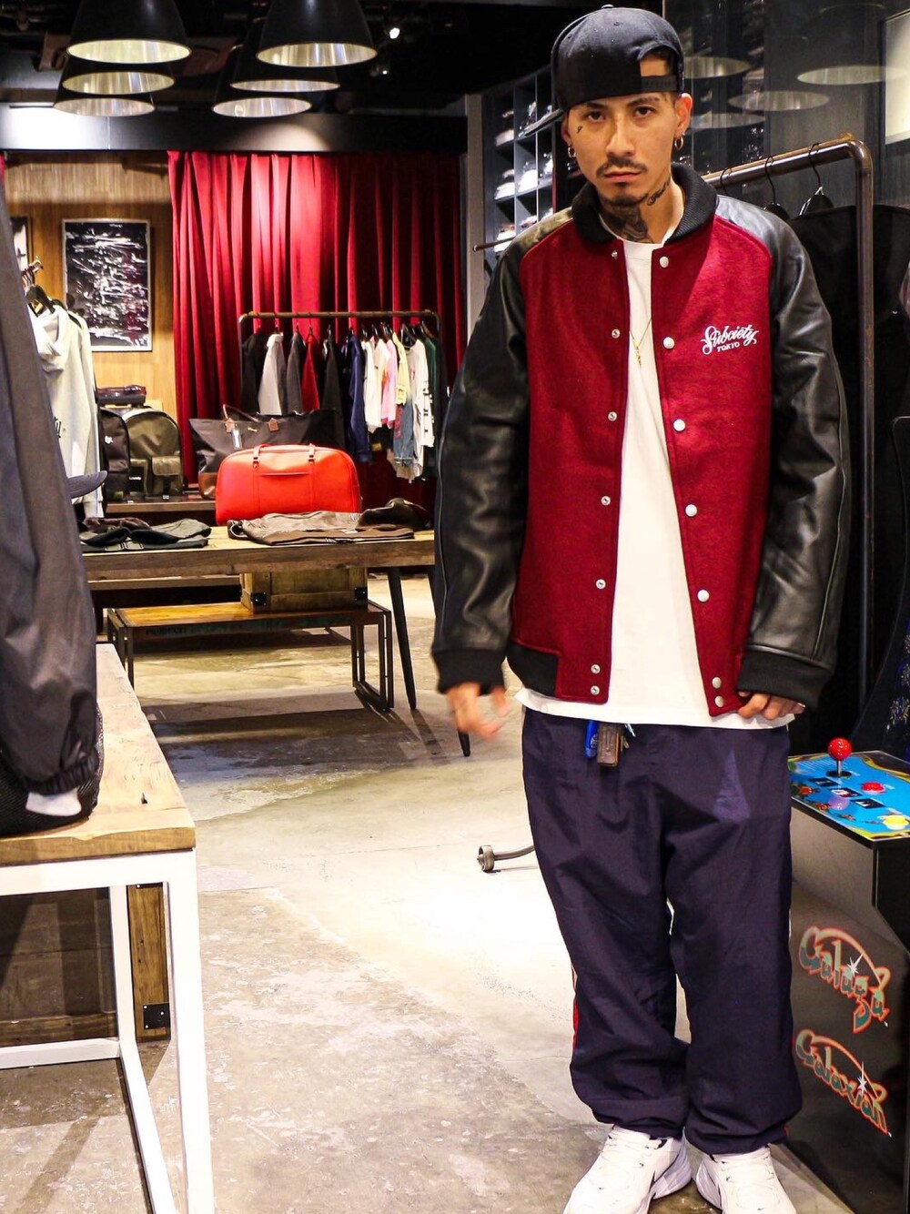 「秋のコーデ、スタジャン、Subciety、NineMicrophones」｜「SubcietyのSTADIUM JACKET-Primal-（スタジャン、レッド系）」を使った、Felipe Fumio Kikutaさん（メンズ・175cm）の秋コーディネートの1枚目の写真