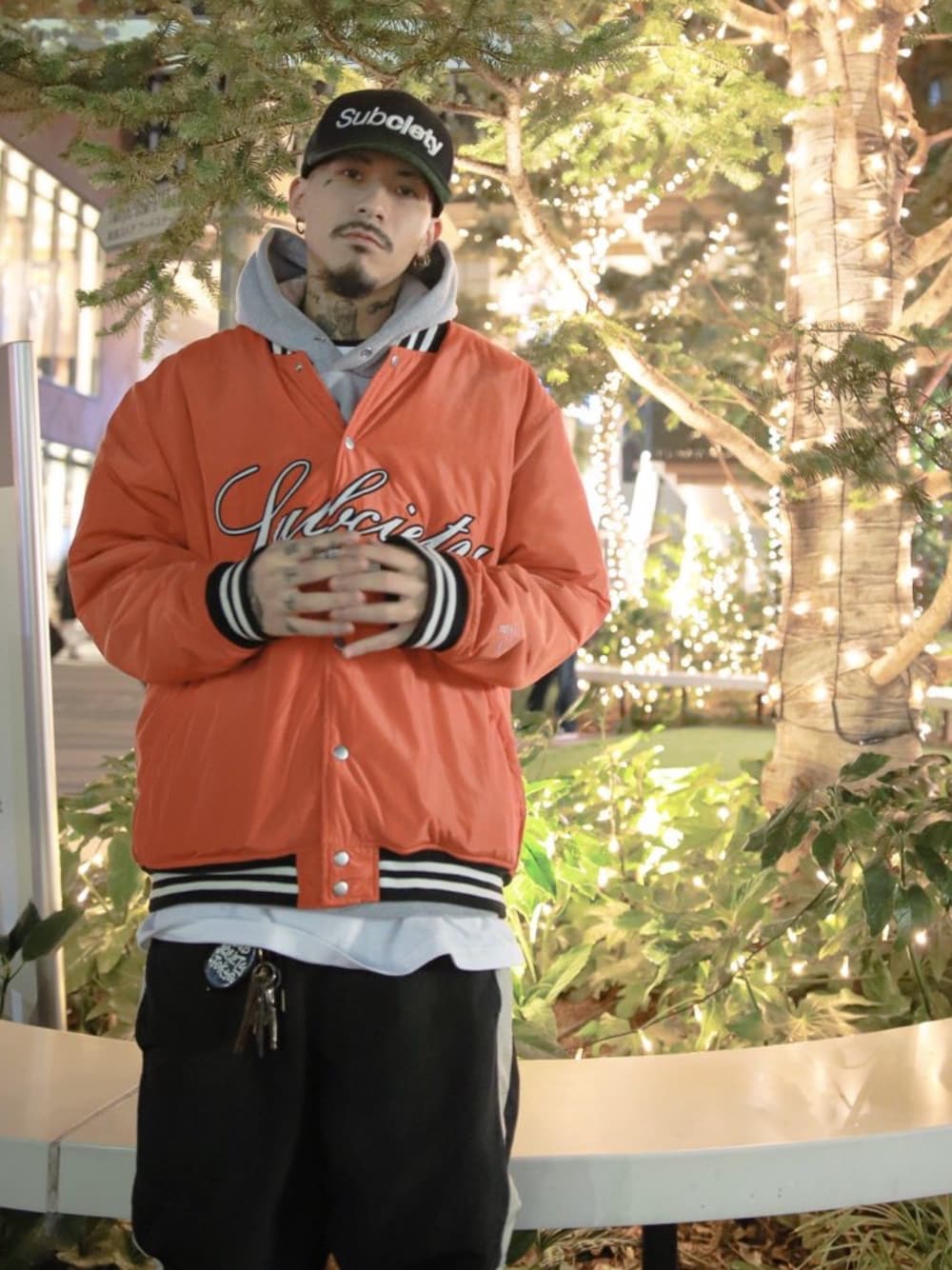 「シンプルコーデ、オレンジ、Subciety、NineMicrophones」｜「SubcietyのNYLON PANTS（その他パンツ、ブラック系）」を使った、Felipe Fumio Kikutaさん（メンズ・175cm）の冬コーディネートの1枚目の写真