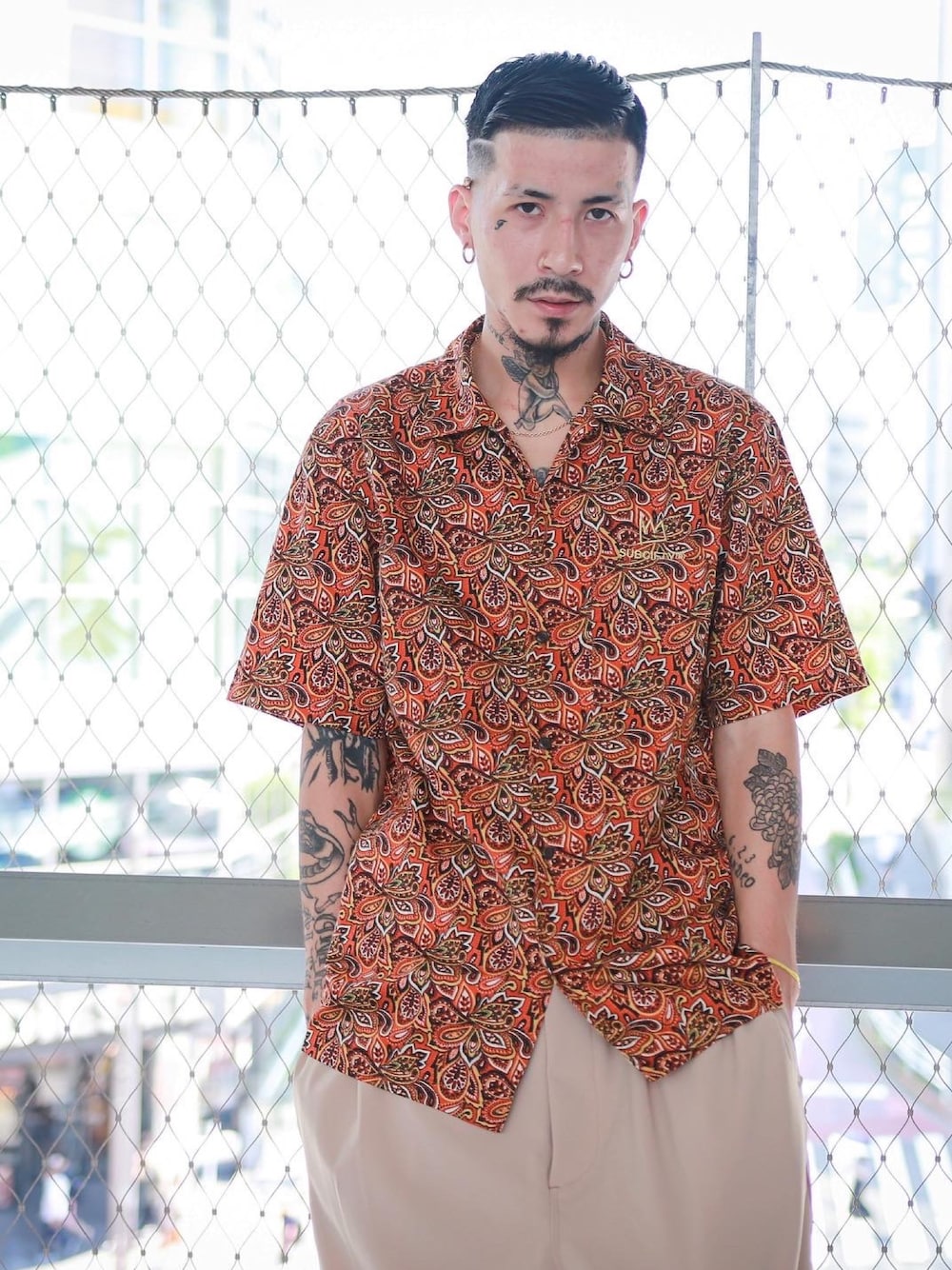 「Subciety、NineMicrophones」｜「SubcietyのAFRICAN PAISLEY SHIRT（シャツ/ブラウス、オレンジ系）」を使った、Felipe Fumio Kikutaさん（メンズ・175cm）の夏コーディネートの1枚目の写真