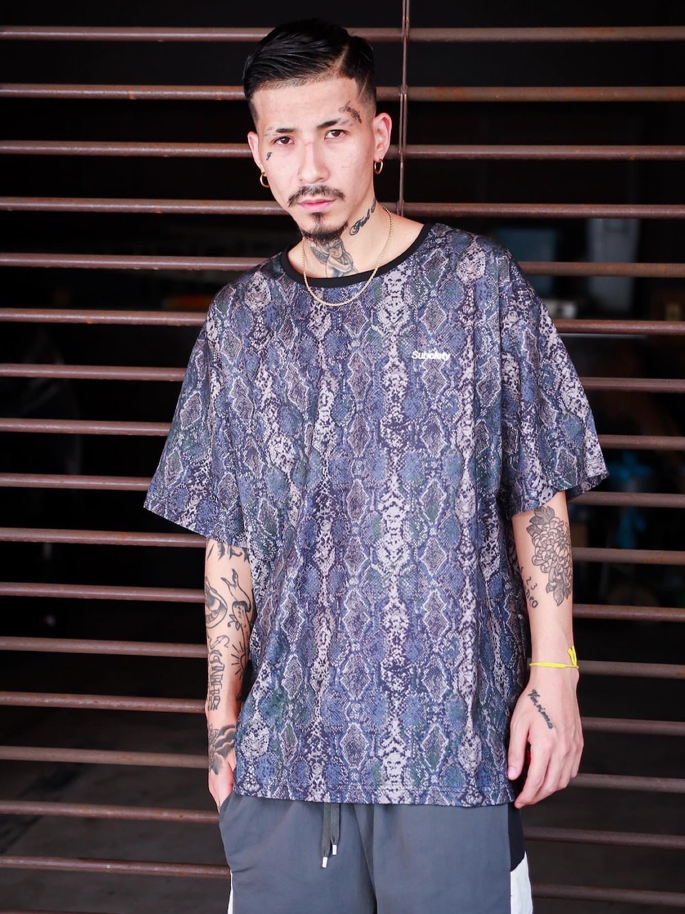 「Subciety、NineMicrophones」｜「SubcietyのPYTHON S/S（Tシャツ/カットソー、ブラック系）」を使った、Felipe Fumio Kikutaさん（メンズ・175cm）の夏コーディネートの1枚目の写真