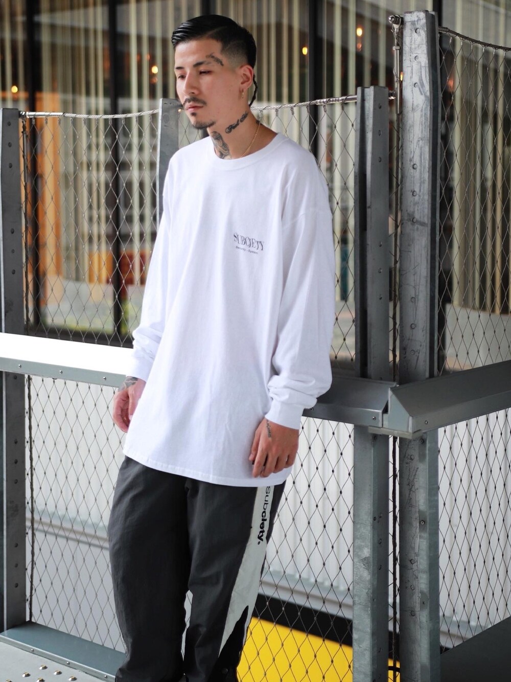 「Subciety、NineMicrophones」｜「SubcietyのANTI-ROBOT L/S（Tシャツ/カットソー、ホワイト系）」を使った、Felipe Fumio Kikutaさん（メンズ・175cm）の夏コーディネートの1枚目の写真