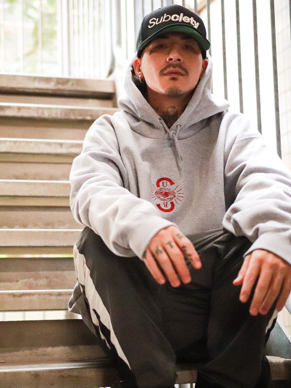 「Subciety、NineMicrophones」｜「SubcietyのPARKA -PROVIDENS-（パーカー、グレー系）」を使った、Felipe Fumio Kikutaさん（メンズ・175cm）の秋コーディネートの1枚目の写真