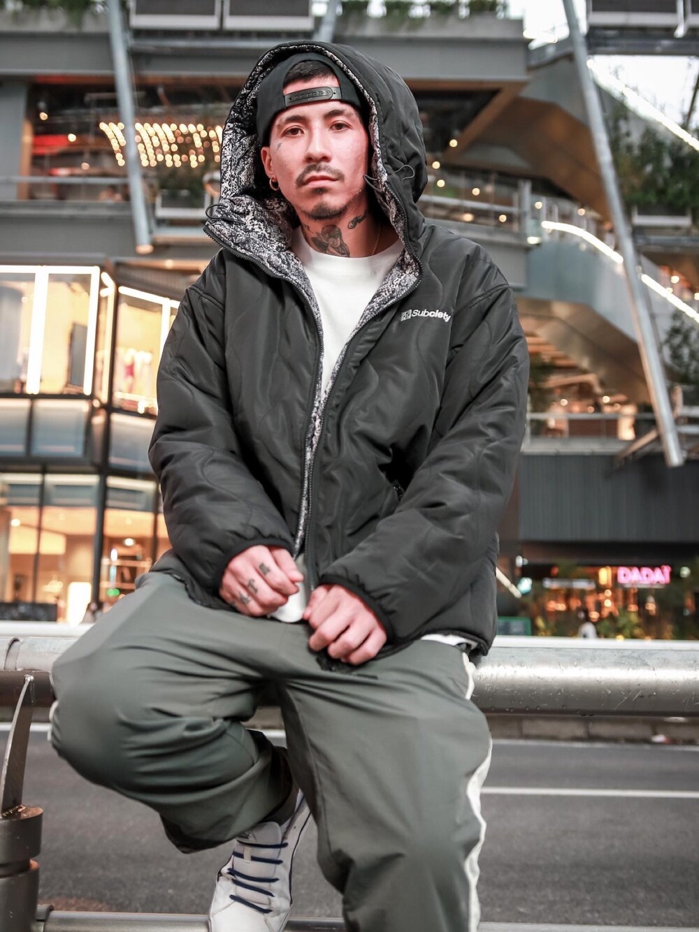 「Subciety、NineMicrophones」｜「SubcietyのPYTHON HOODED JACKET（ブルゾン、ブラック系）」を使った、Felipe Fumio Kikutaさん（メンズ・175cm）の秋コーディネートの1枚目の写真