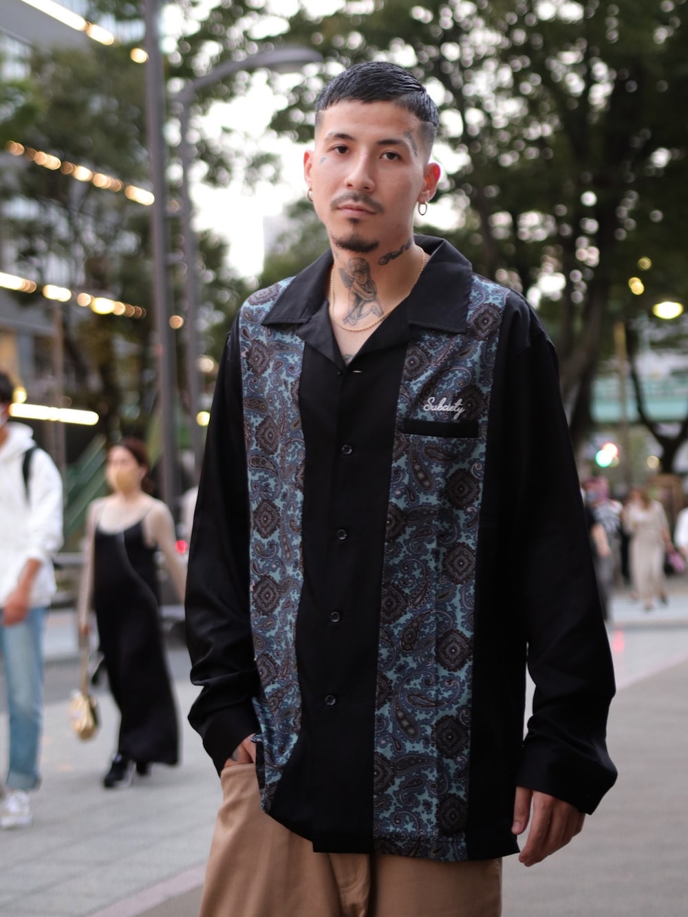 「Subciety、NineMicrophones」｜「SubcietyのPANEL SHIRT（シャツ/ブラウス、ブラック系）」を使った、Felipe Fumio Kikutaさん（メンズ・175cm）の秋コーディネートの1枚目の写真