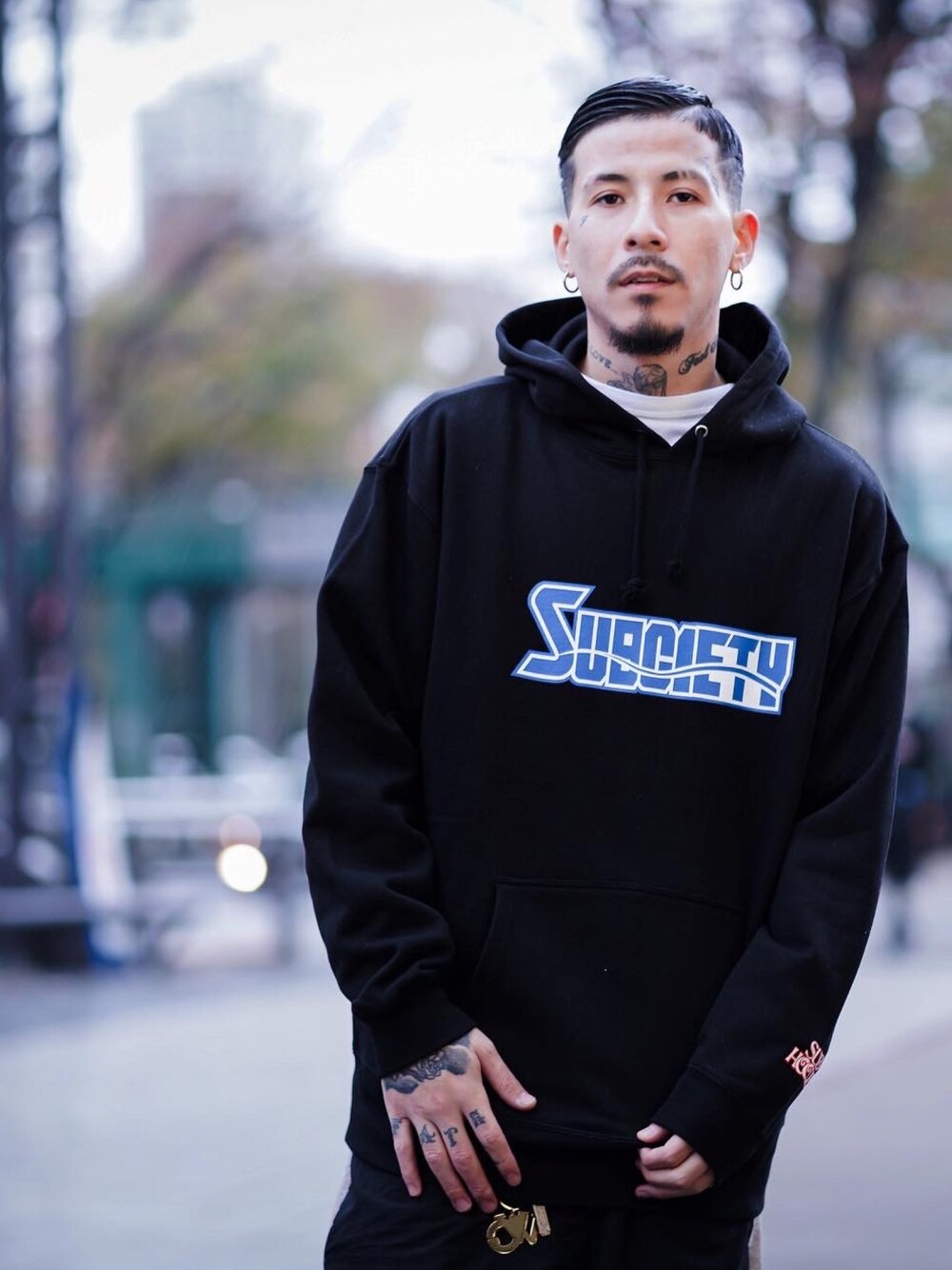 「Subciety、NineMicrophones」｜「SubcietyのSUBHOODIE（パーカー、ブラック系）」を使った、Felipe Fumio Kikutaさん（メンズ・175cm）の冬コーディネートの1枚目の写真