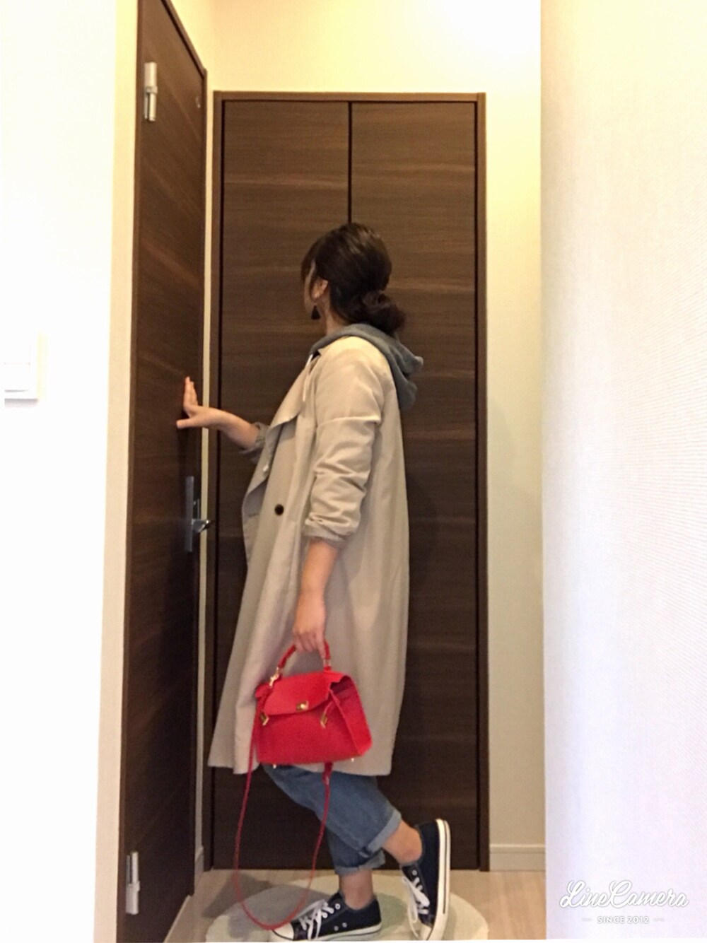 「シンプルコーデ、スニーカー、デニムパンツ、パーカー、トレンチコート、大人カジュアル、ぽっちゃり、アラフォー、秋のコーデ」｜「LEPSIMのTRユルトレンチコート　739530（トレンチコート、ベージュ系）」を使った、yuminさん（レディース・157cm）の秋コーディネートの1枚目の写真