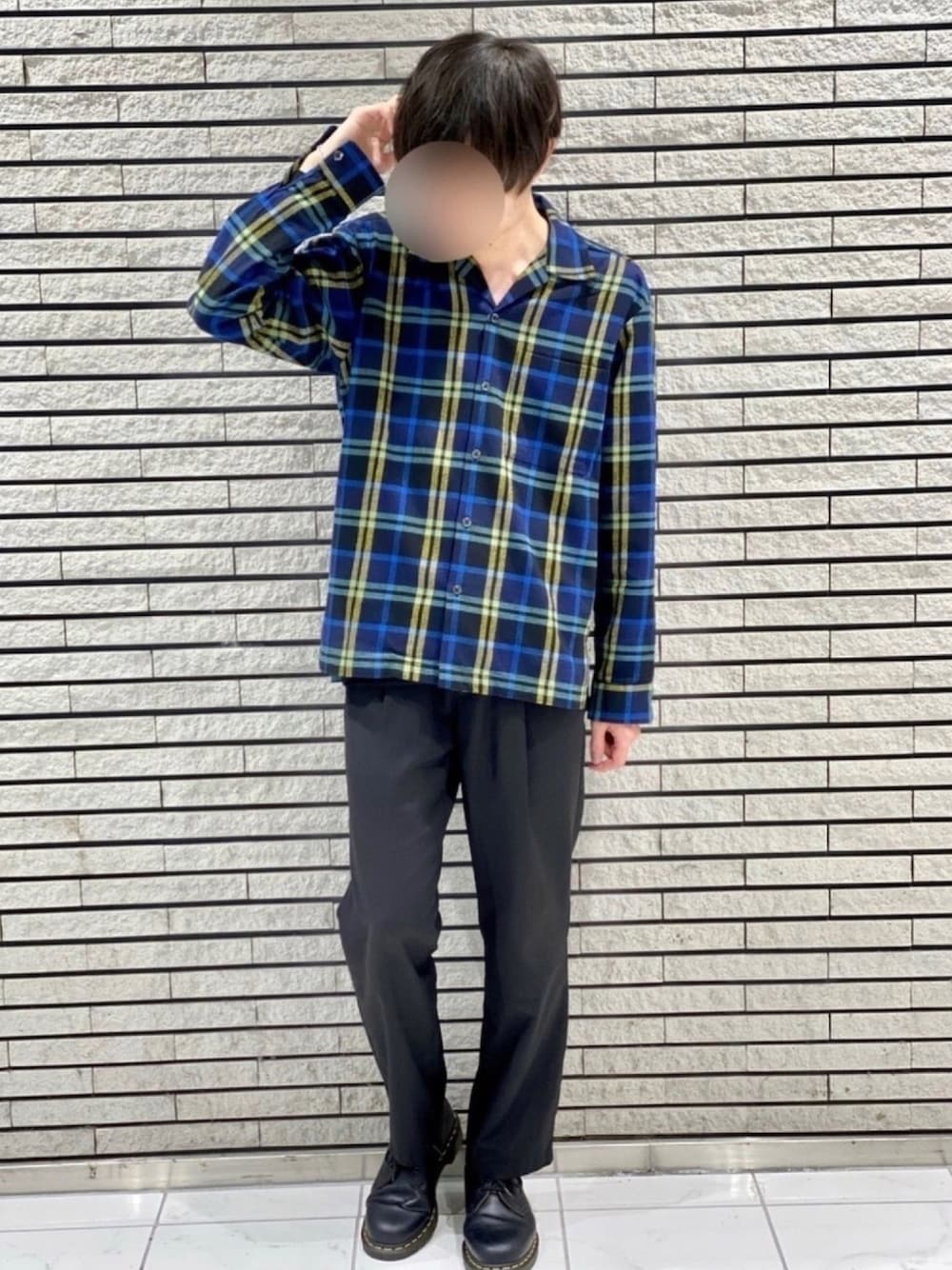 その他のシャツ/ブラウス、ブラック系のブーツ、シルバー系のリングを着用したメンズの秋コーディネートの1枚目の写真