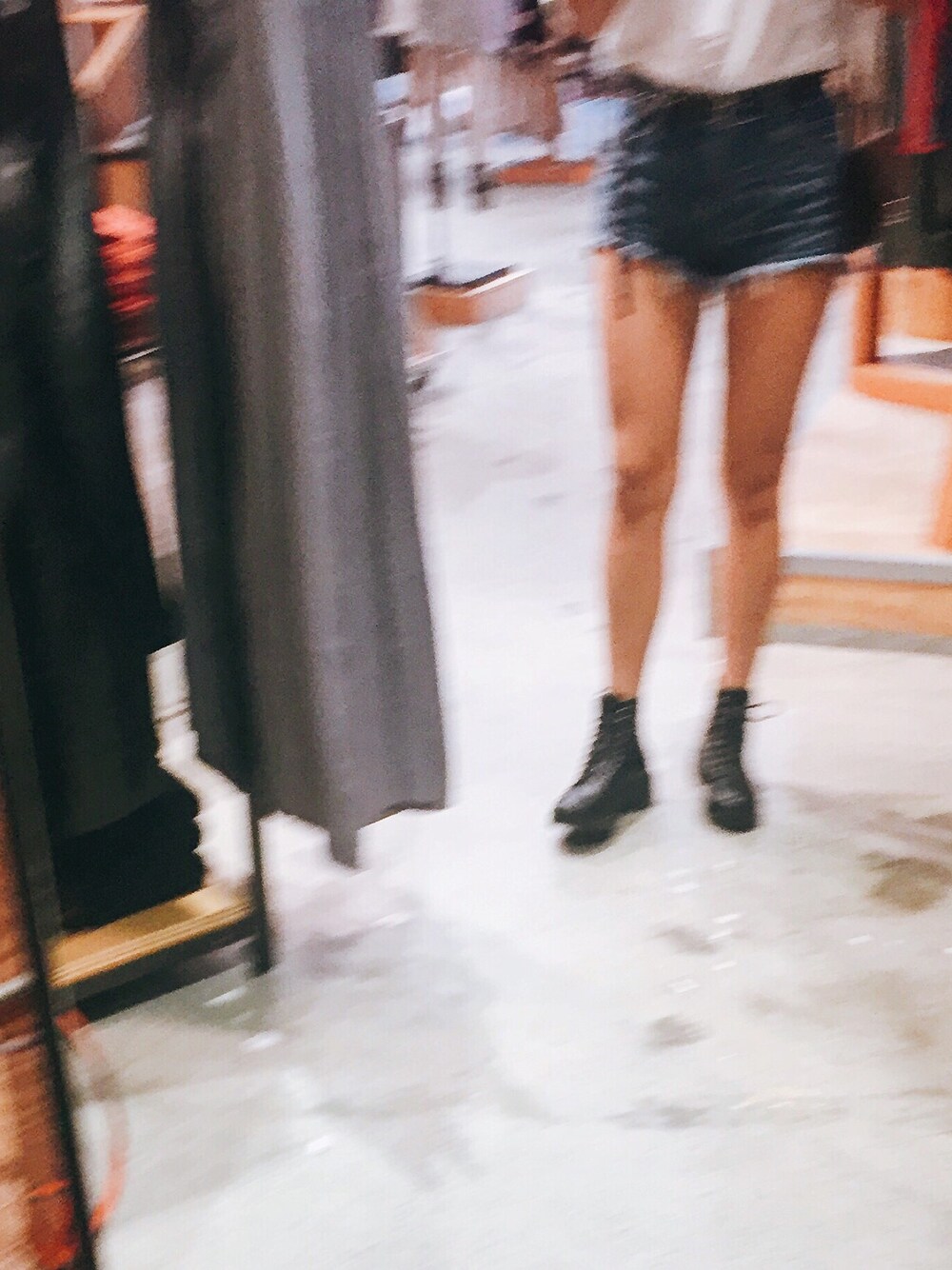 「URBAN OUTFITTERSのアイテム（ブーツ、ブラック系）」を使った、J U L I Aさん（レディース・162cm）の冬コーディネートの1枚目の写真