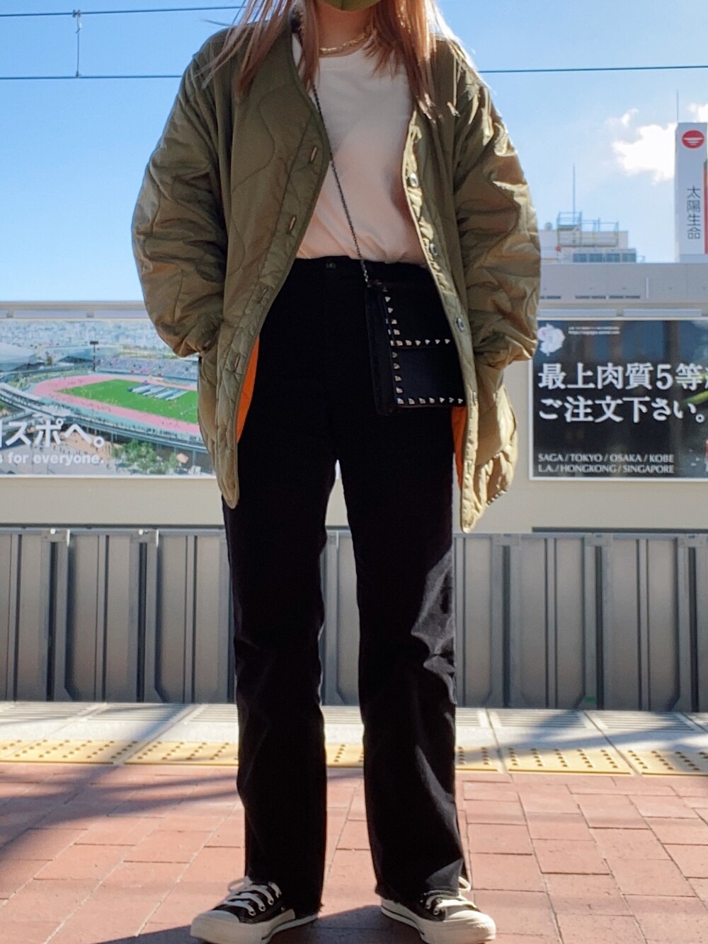 「秋冬コーデ、シンプルコーデ、大人カジュアル、スニーカーコーデ、パンツスタイル、くすみカラー、低身長コーデ、今日のコーデ、大人コーデ、シンプルスタイル」｜「niko and...のアイテム（パンツ、ブラック系）」を使った、yoshinoさん（レディース・154cm）の秋コーディネートの1枚目の写真