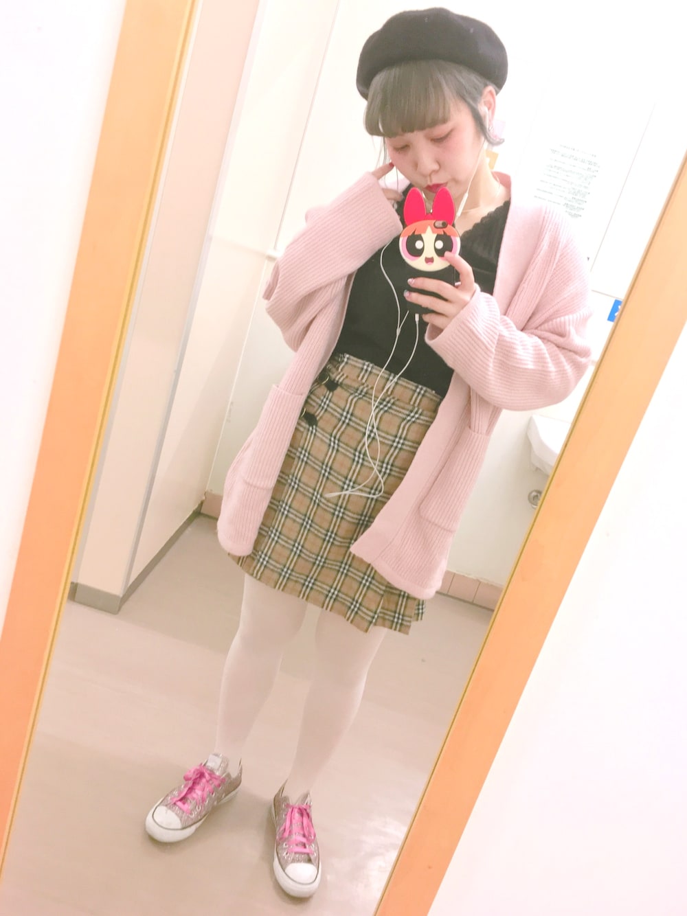 「outfit、WEGO、converse、タイツ、カーディガン、ミニスカート、ベレー帽、ピンク、古着、チェックスカート」｜「usedのアイテム（スカート、ベージュ系）」を使った、chicoさん（レディース・157cm）の冬コーディネートの1枚目の写真