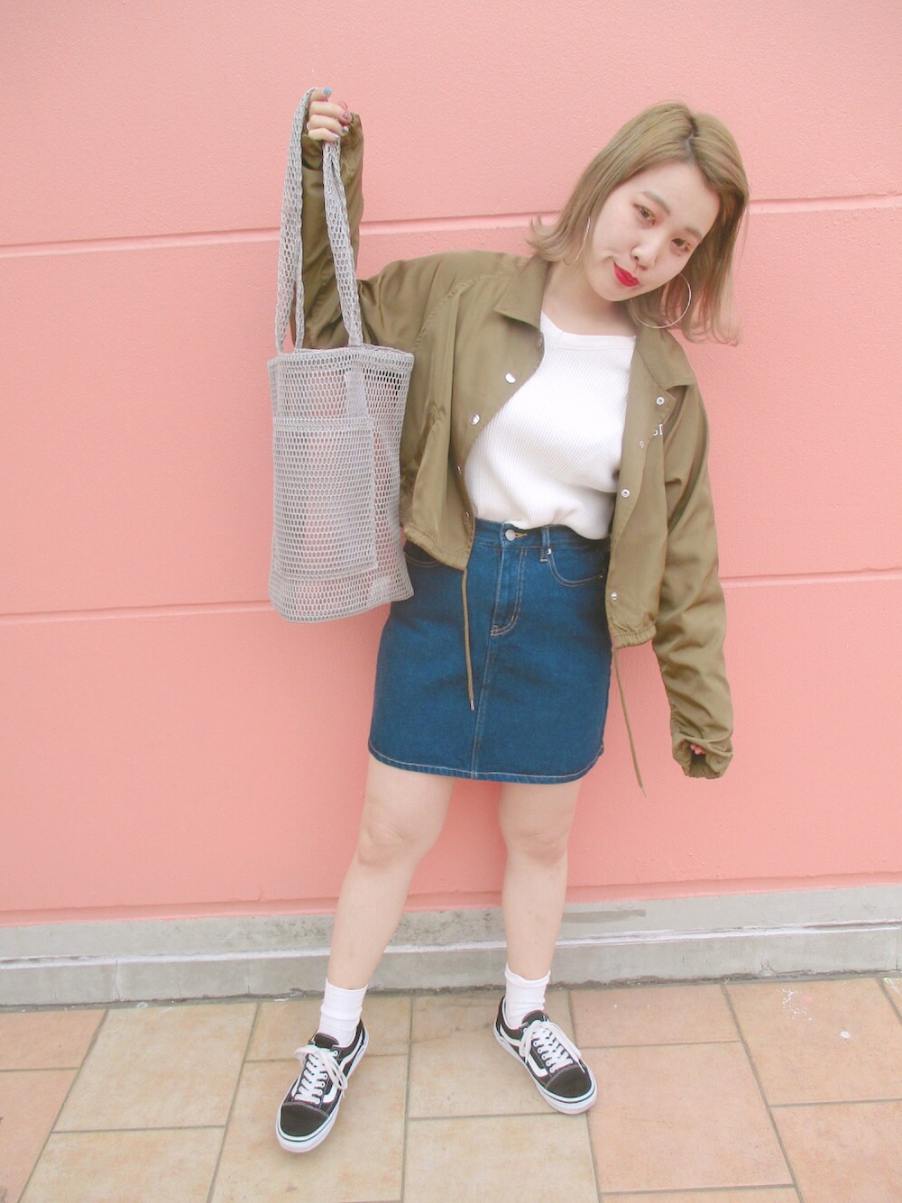 「ootd、WEGO、VANS、スニーカー、デニム、コーチジャケット、春コーデ、台形ｽｶｰﾄ、デニムスカート、メッシュ」｜「WEGOのWEGO/5ポケットAラインスカート（デニムスカート、ブルー系）」を使った、chicoさん（レディース・157cm）の冬コーディネートの1枚目の写真