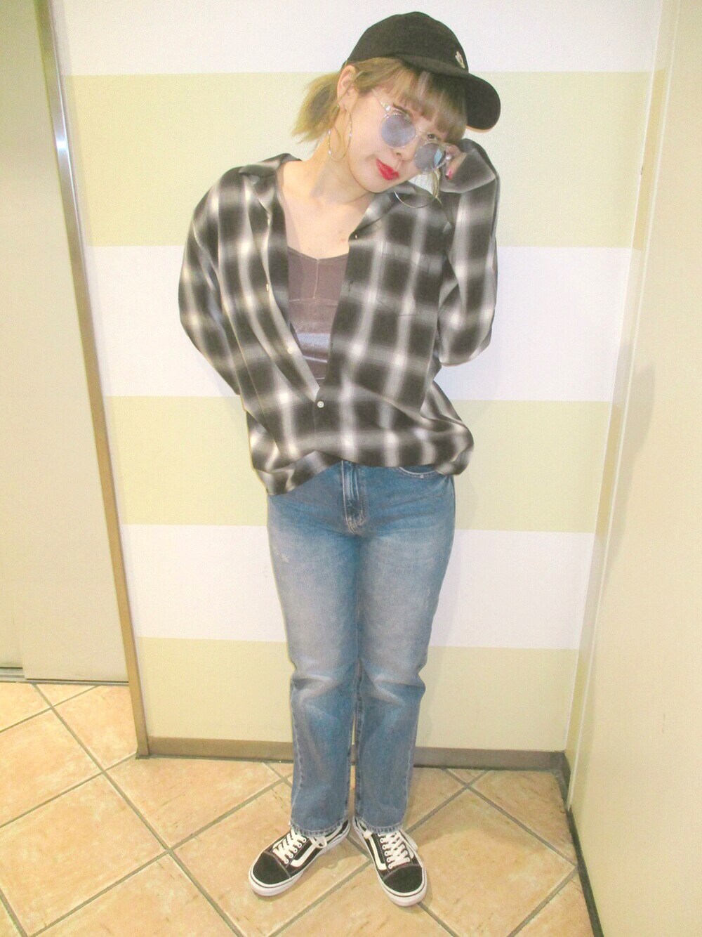 「ootd、デニムパンツ、チェックシャツ、WEGO、VANS、オトナカジュアル、韓国ファッション、キャップ、春コーデ」｜「WEGOのWEGO/ワイドストレートデニムパンツ（デニムパンツ、ブルー系）」を使った、chicoさん（レディース・157cm）の春コーディネートの1枚目の写真
