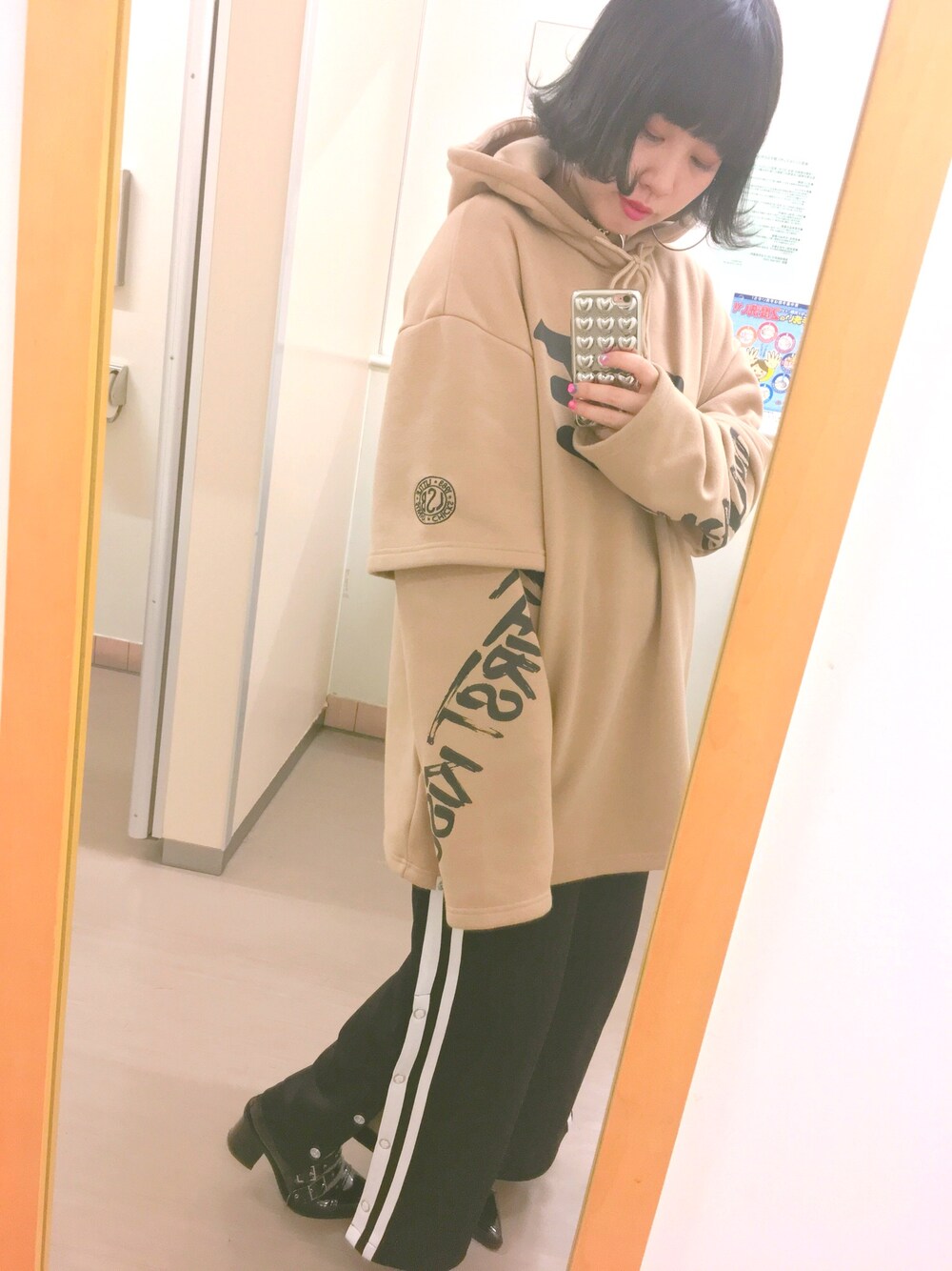 「little sunny bite、WEGO、GIRLSRULE、パーカー、ビックシルエット、ワイドパンツ、大人カジュアル、ベージュ」｜「Little sunny biteのLittleSunnyBite/リトルサニーバイト/LOVE fake layered  hoodie（パーカー、ベージュ系）」を使った、chicoさん（レディース・157cm）の春コーディネートの1枚目の写真