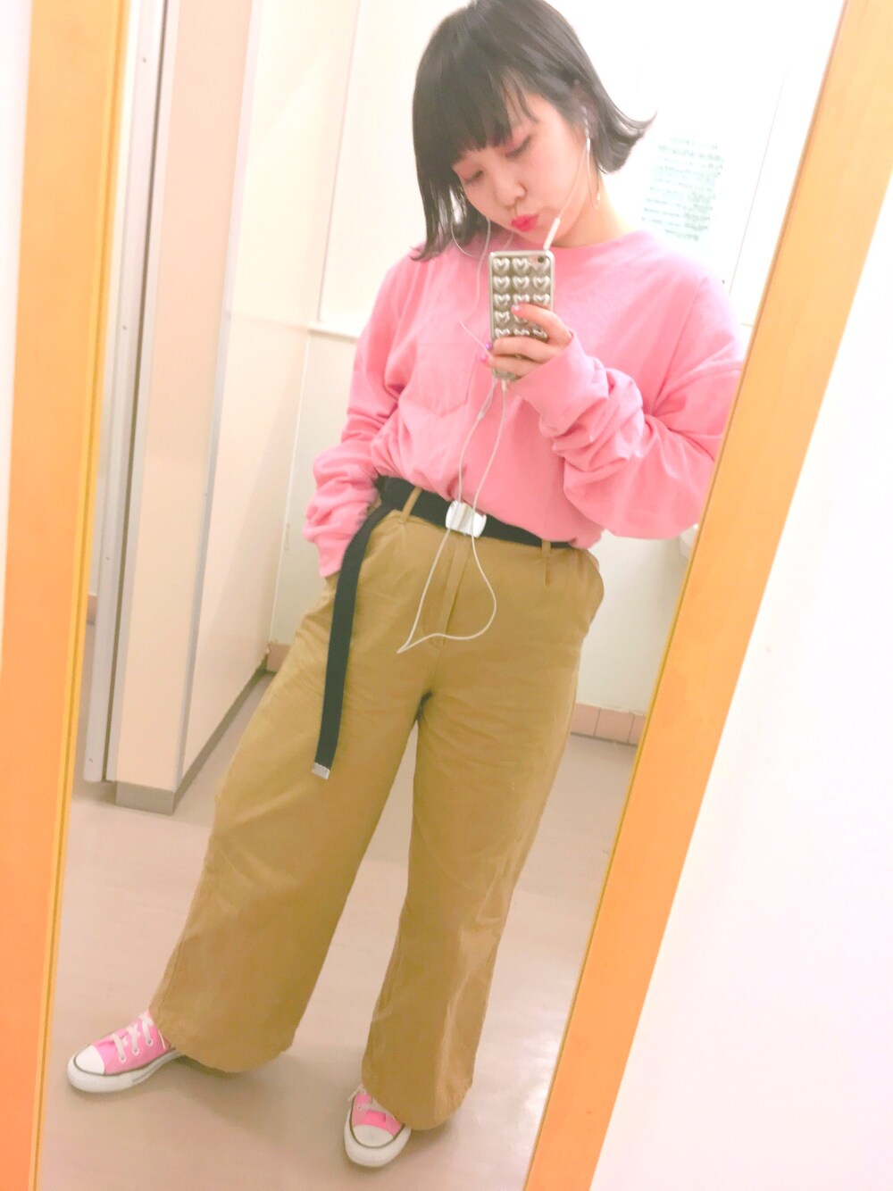 「パンツスタイル、春、大人カジュアル、WEGO、ワイドパンツ、ベージュ、ピンク、converse、ootd」｜「WEGOのWEGO/タックワイドパンツ（その他パンツ、ベージュ系）」を使った、chicoさん（レディース・157cm）の春コーディネートの1枚目の写真