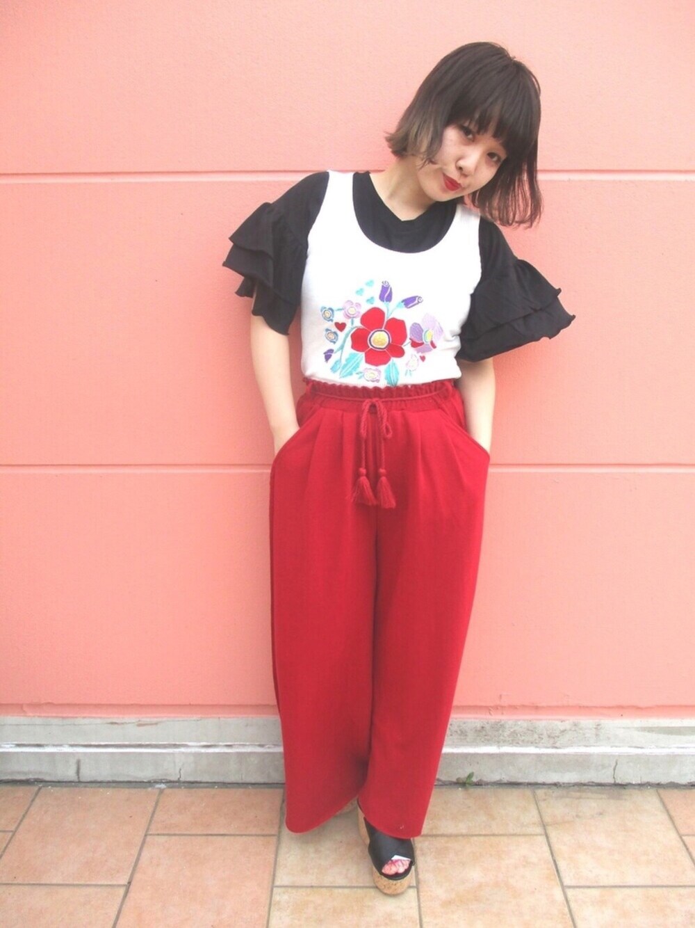 「ワイドパンツ、赤、WEGO、夏、刺繍、サンダル、カジュアルコーデ、ラフ、fashion、ootd」｜「WEGOのWEGO/クロスウェッジサンダル（サンダル、ブラック系）」を使った、chicoさん（レディース・157cm）の春コーディネートの1枚目の写真