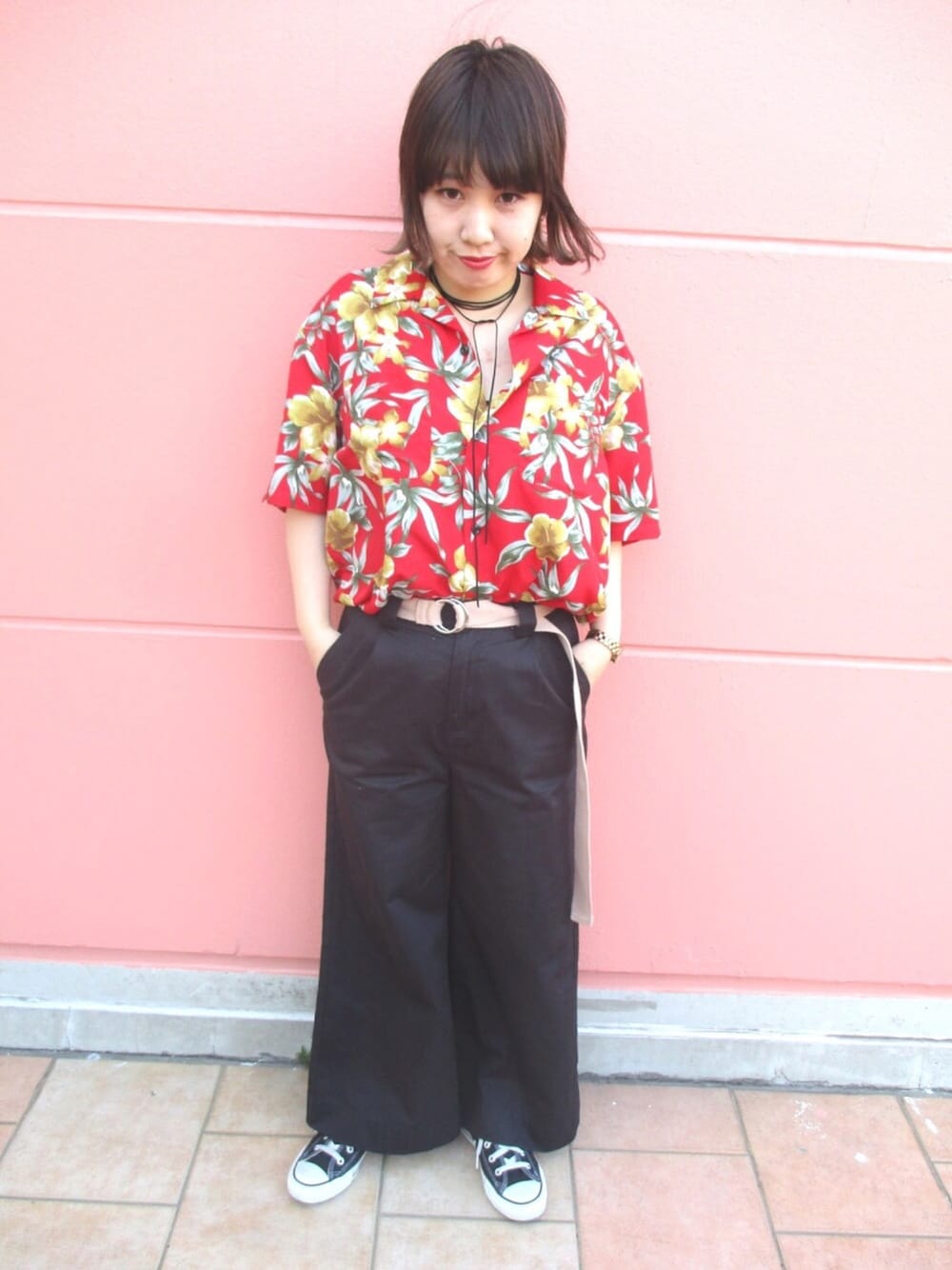 「WEGO、ワイドパンツ、シャツスタイル、赤、アロハシャツ、converse、ootd、プチプラ、コンバース、夏」｜「WEGOのアイテム（その他パンツ、ブラック系）」を使った、chicoさん（レディース・157cm）の春コーディネートの1枚目の写真