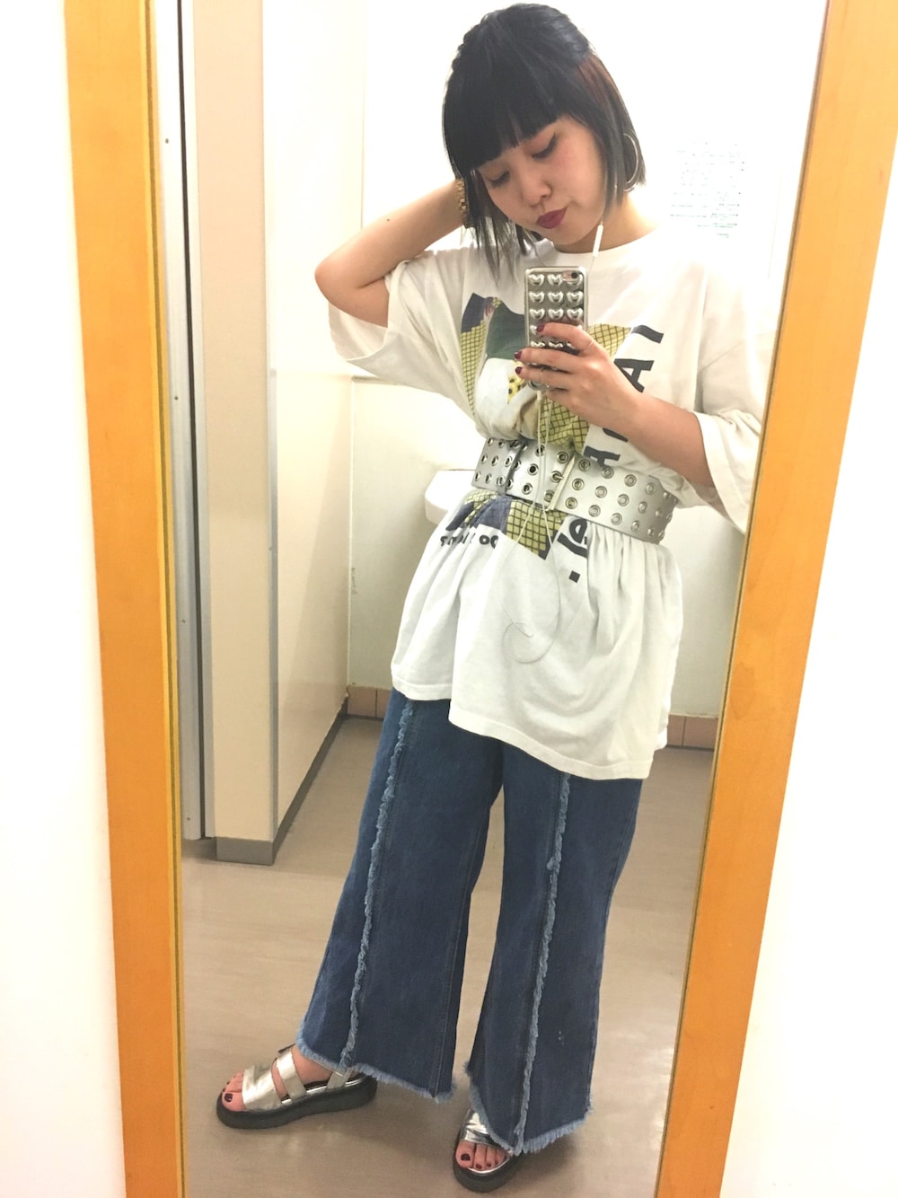 「太ベルト、デニム、ワイドパンツ、WEGO、GIRLSRULE、シルバーアクセサリー、サンダル、白Tシャツ、little sunny bite、ootd」｜「Little sunny biteのアイテム（Tシャツ/カットソー、ホワイト系）」を使った、chicoさん（レディース・157cm）の夏コーディネートの1枚目の写真