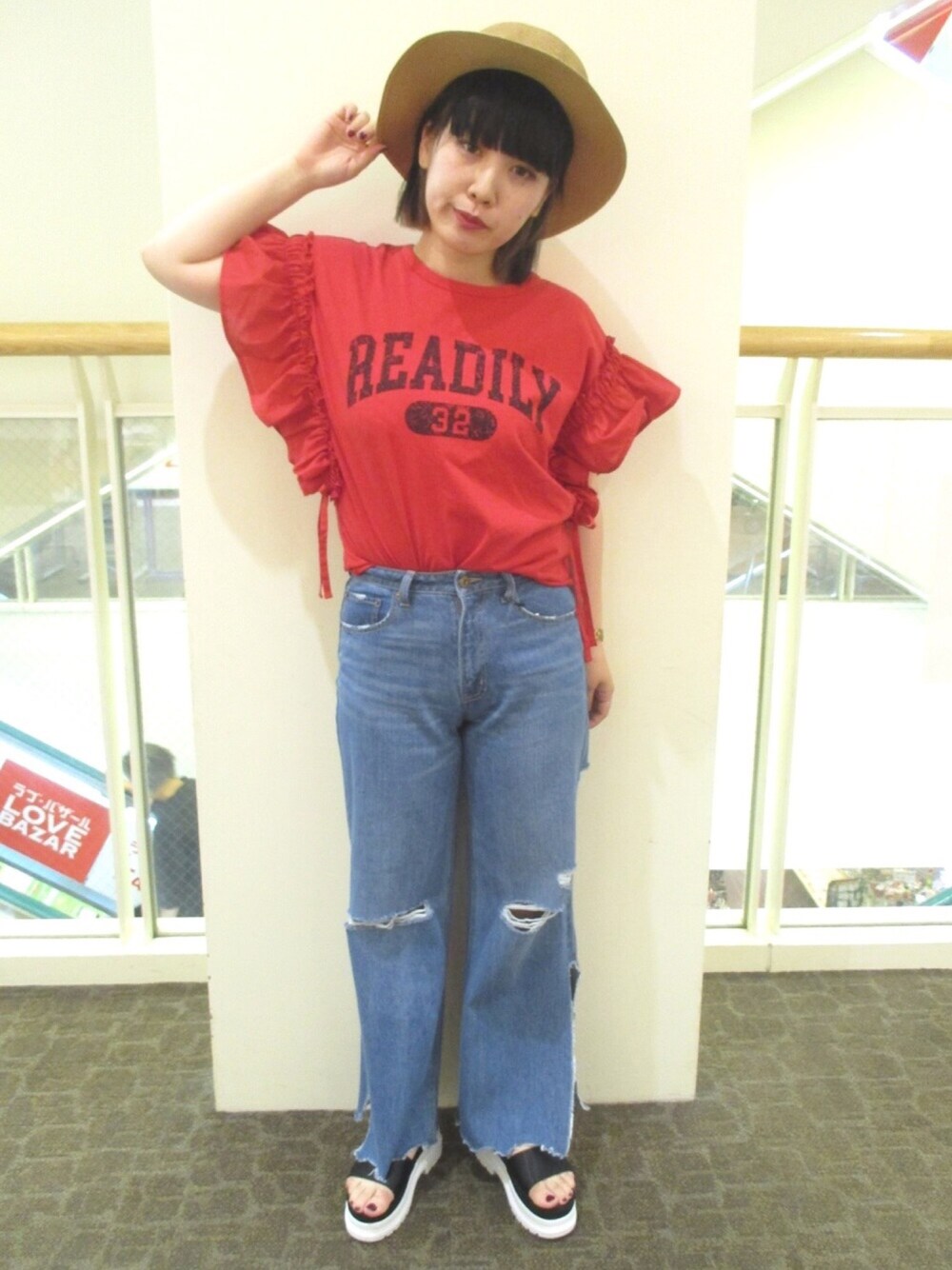 「カジュアル、パンツスタイル、fashion、casual、デニム、WEGO、サンダル、カンカン帽、夏、赤」｜「WEGOのWEGO/バックスラッシュスリットワイドパンツ（デニムパンツ、ブルー系）」を使った、chicoさん（レディース・157cm）の夏コーディネートの1枚目の写真