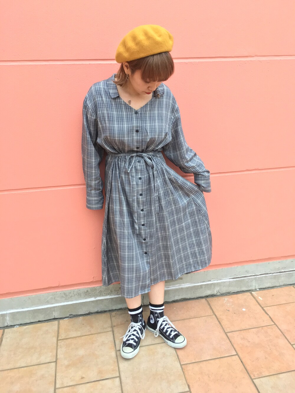 「秋のコーデ、チェック、ワンピース、ベレー帽、カジュアルコーデ、秋色、コンバース、WEGO、スニーカー、ootd」｜「WEGOのWEGO/ガウンシャツワンピース（シャツワンピース、グレー系）」を使った、chicoさん（レディース・157cm）の夏コーディネートの1枚目の写真