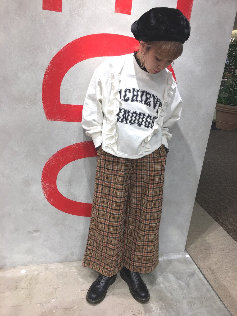 「パンツスタイル、ゆるコーデ、ベージュ、ファー小物、ベレー帽、WEGO、Dr.Martens、スウェット、チェックパンツ、メンズライク」｜「WEGOのWEGO/チェックイージーワイドパンツ（その他パンツ、ベージュ系）」を使った、chicoさん（レディース・157cm）の秋コーディネートの1枚目の写真
