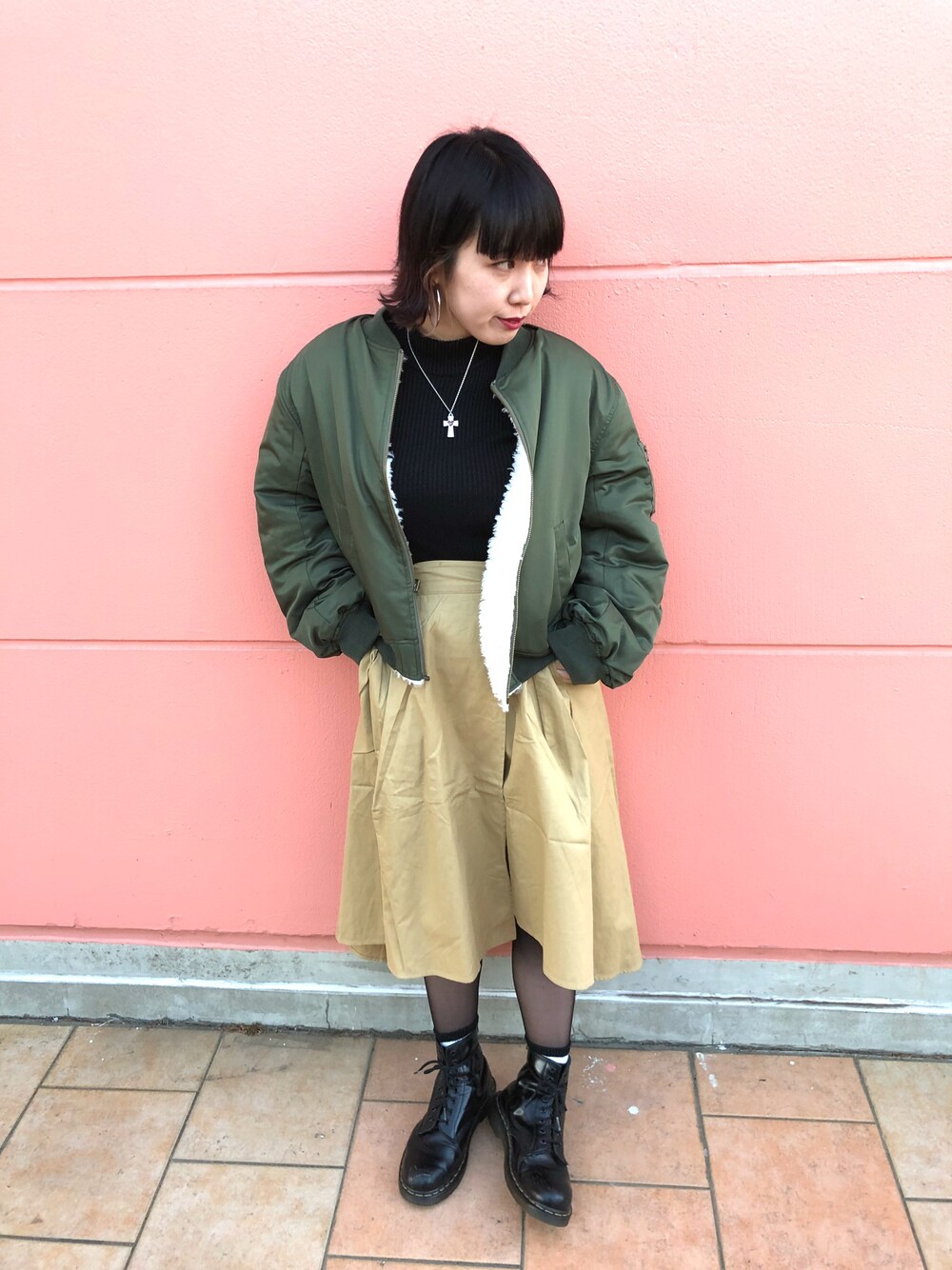 「カジュアルコーデ、春コーデ、ootd、プチプラコーデ、もこもこ、ベージュ、WEGO、Dr.Martens、ミディ丈スカート、チノスカート」｜「WEGOのWEGO/チノラップイレヘムミディスカート（スカート、ベージュ系）」を使った、chicoさん（レディース・157cm）の冬コーディネートの1枚目の写真
