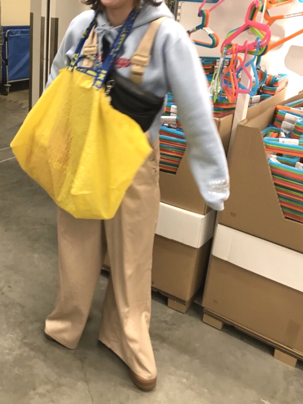 「outfit、オーバーサイズ、ベージュ、パーカー、WEGO、PUMA、fentyxpuma、カジュアル、IKEA、ootd」｜「WEGOのWEGO/マットサテンオールインワン（つなぎ/オールインワン、ベージュ系）」を使った、chicoさん（レディース・157cm）の春コーディネートの1枚目の写真
