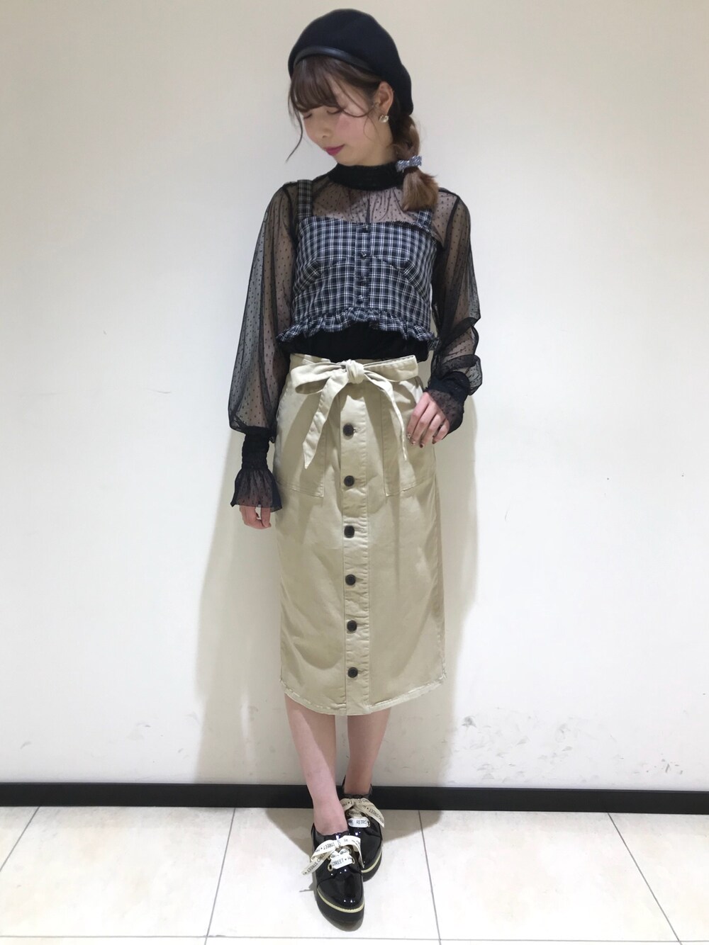 「へザー、ヘザー(Heather)、カジュアル、オトナガーリー、春服」｜「Heatherのサスツキ/マルチWAYタイトスカート　783140（スカート、ベージュ系）」を使った、KANAEさん（レディース・160cm）の冬コーディネートの1枚目の写真