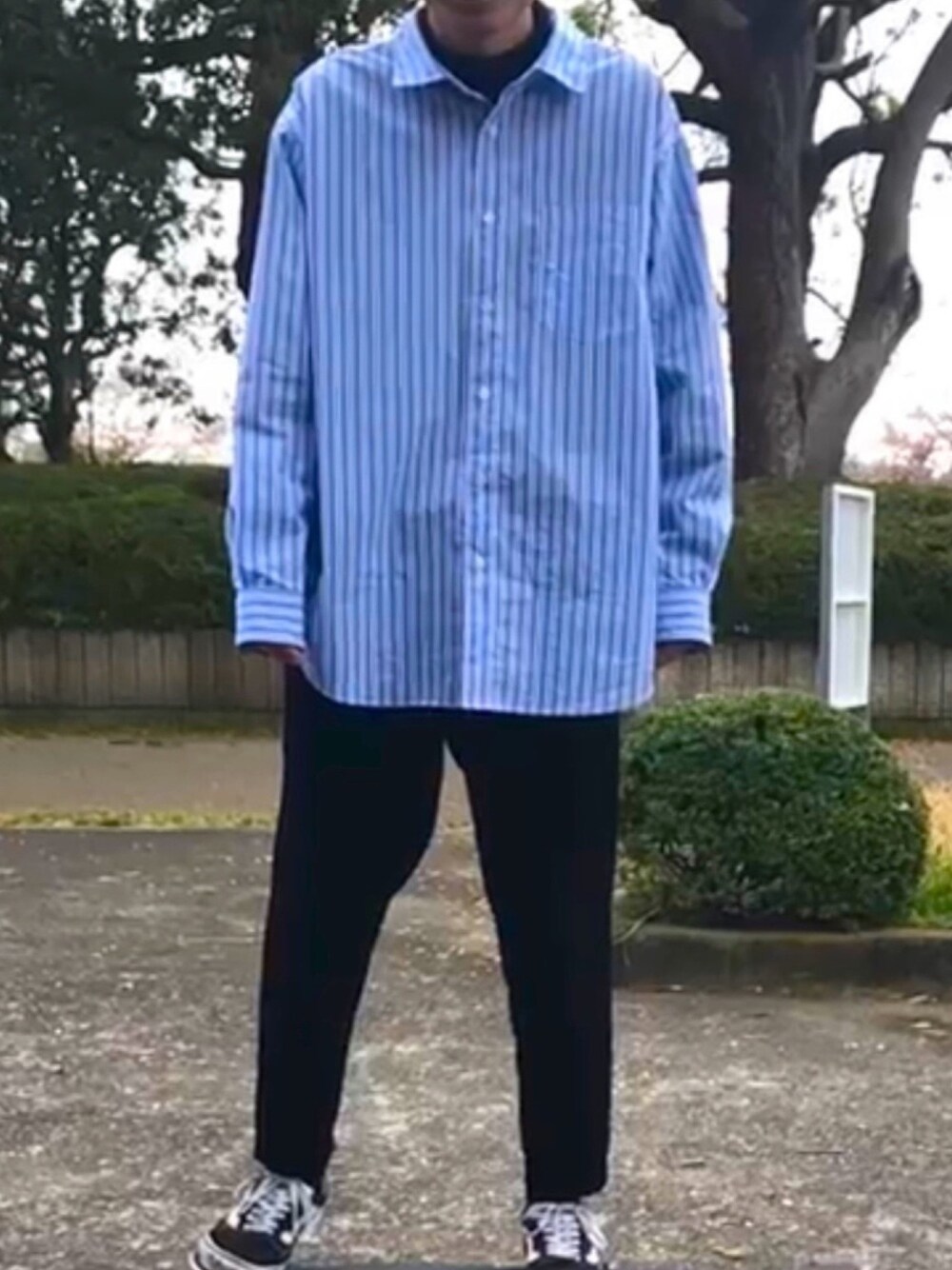 ブルー系のシャツ/ブラウス、ブラック系のスラックスを着用したメンズの春コーディネートの1枚目の写真