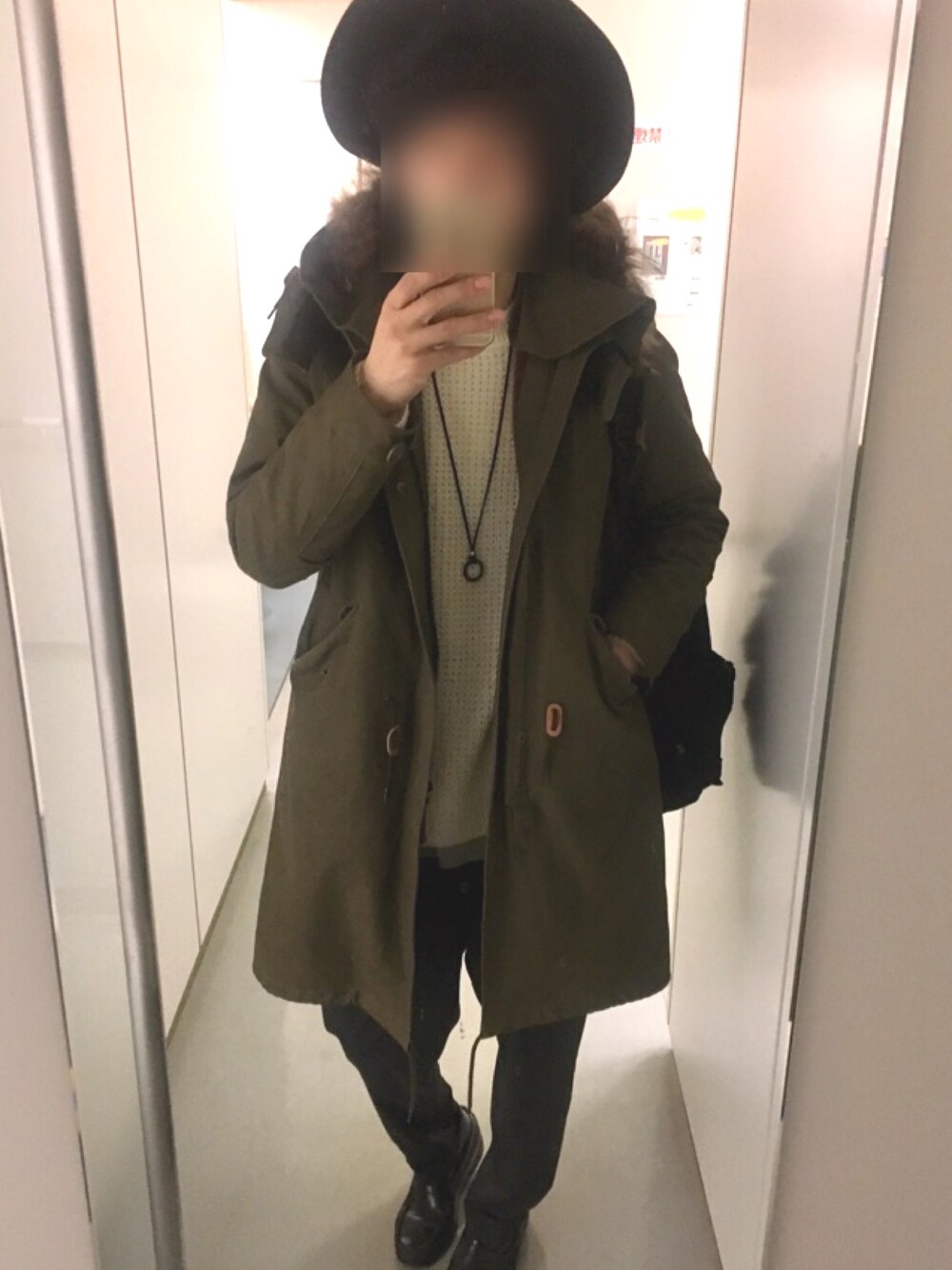 「春、モッズコート、つばひろハット、ハツト、きれいめカジュアル、ローファー、白ニット、ネックレス、スラックス、ミリタリー」｜「RAGEBLUEの【静電気防止】アゼニットクルー/736955（ニット/セーター、ホワイト系）」を使った、Mさん（メンズ・172cm）の冬コーディネートの1枚目の写真
