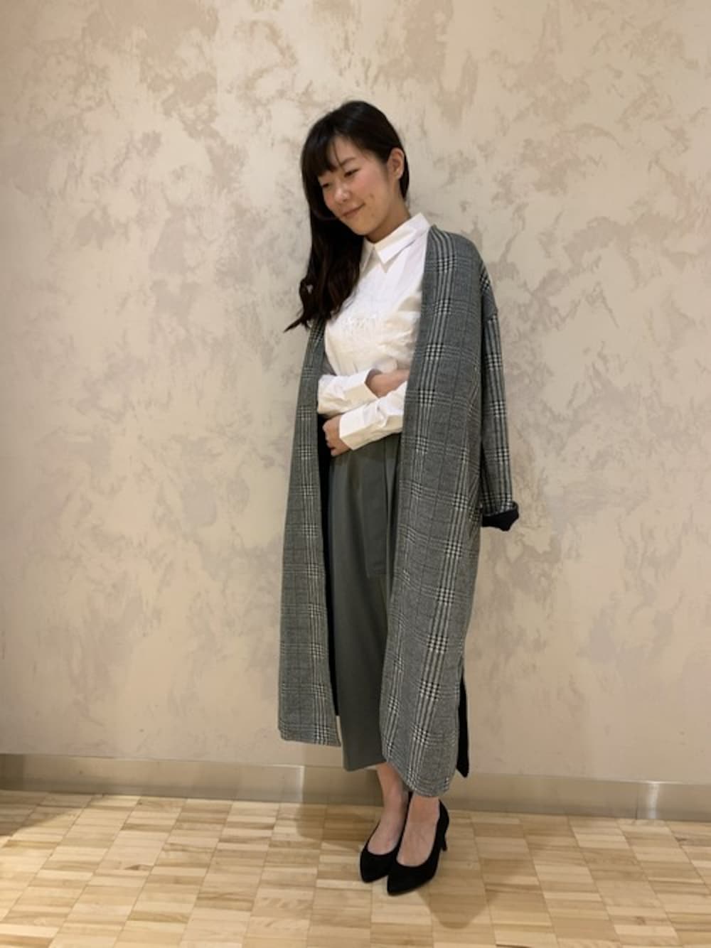 「白シャツ、グレンチェック、シャツスタイル、ライトアウター、コーディガン、ナラカミーチェ」｜「NARACAMICIEのグレンチェックダブルフェイスロングコーディガン（その他アウター、ブラック系）」を使った、エレナさん（レディース・162cm）の秋コーディネートの1枚目の写真