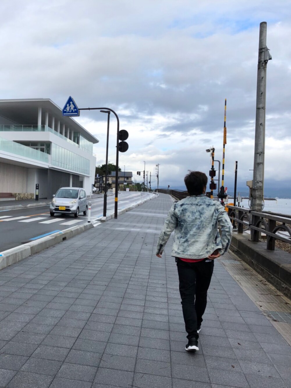 「旅行、富山、車好き過ぎ」｜「no brandのアイテム（デニムジャケット、ブルー系）」を使った、ひむさん（メンズ・174cm）の秋コーディネートの1枚目の写真