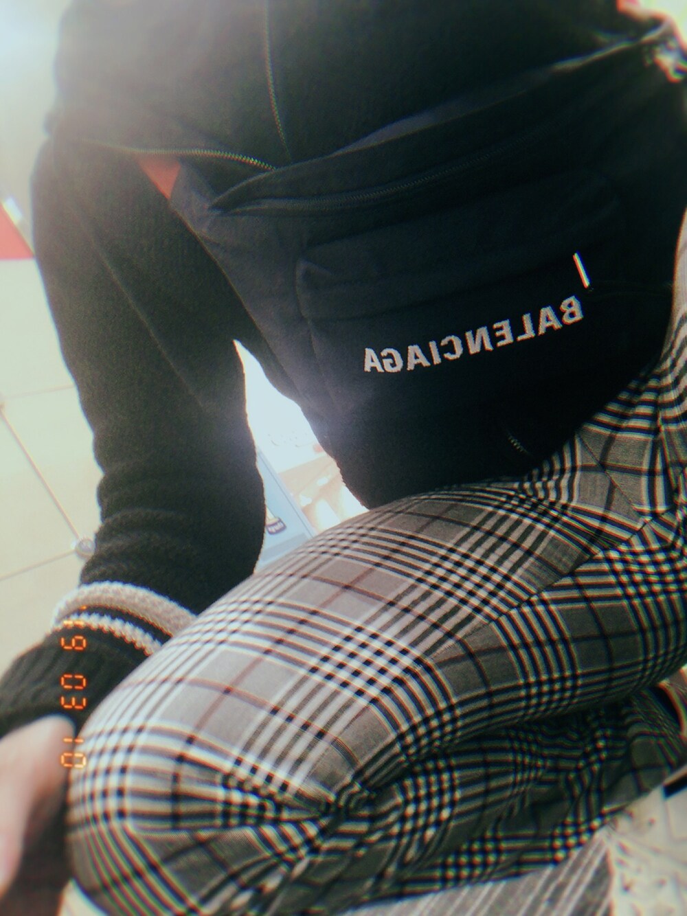 「バレンシアガ、お洒落さんとつながりたい、ゆるコーデ、フォローミー」｜「BALENCIAGAのアイテム（ショルダーバッグ、ブルー系）」を使った、ひむさん（メンズ・174cm）の春コーディネートの1枚目の写真
