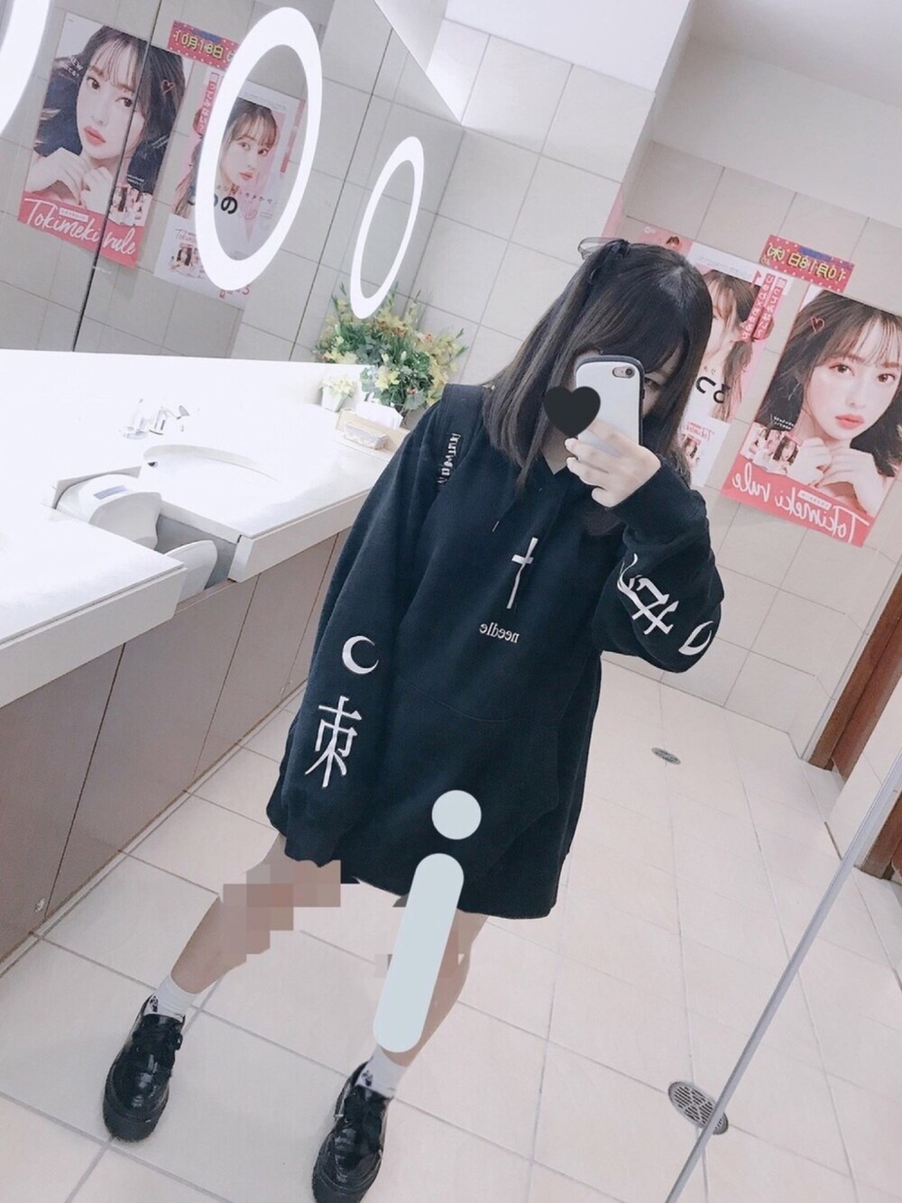 「シンプル、低身長、ブラック、BUBBLES、パーカーワンピース、ゆるめるモ！、全身黒、厚底、アマツカミ」｜「ホンンカパッパのアイテム（ソックス/靴下、ホワイト系）」を使った、瑚白さん（レディース・150cm）の秋コーディネートの1枚目の写真
